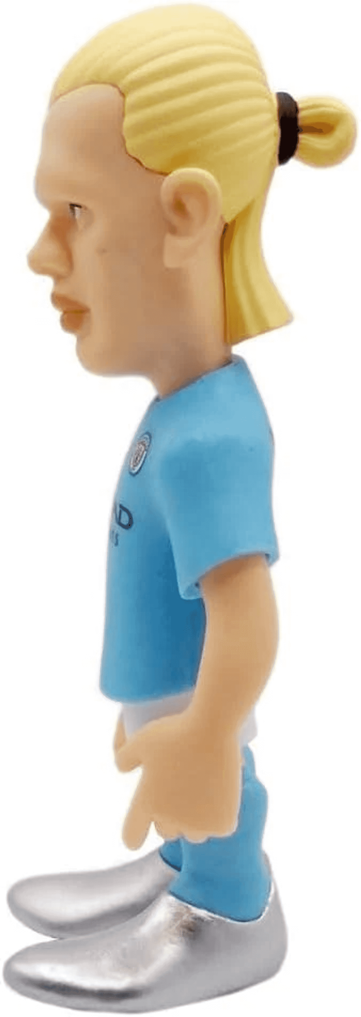 Una statuetta di un calciatore biondo con maglia azzurra e scarpe argentate su sfondo bianco.