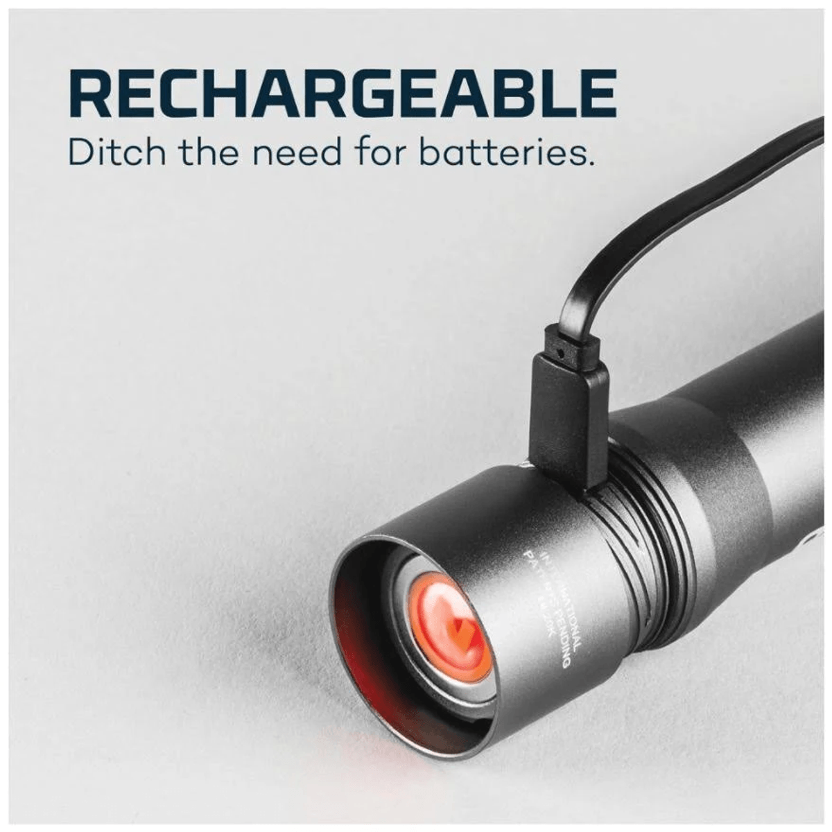 Lampe de poche rechargeable connectée à un câble de charge sur fond clair.