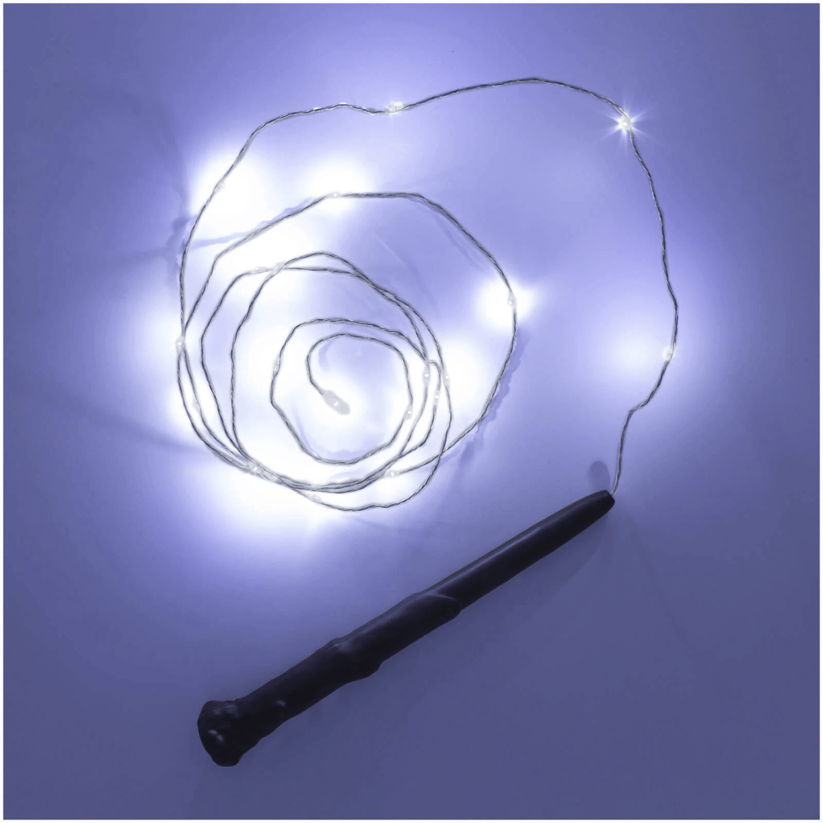 Una varita mágica negra con un remolino de luces blancas que emerge, representando un hechizo sobre fondo azul.