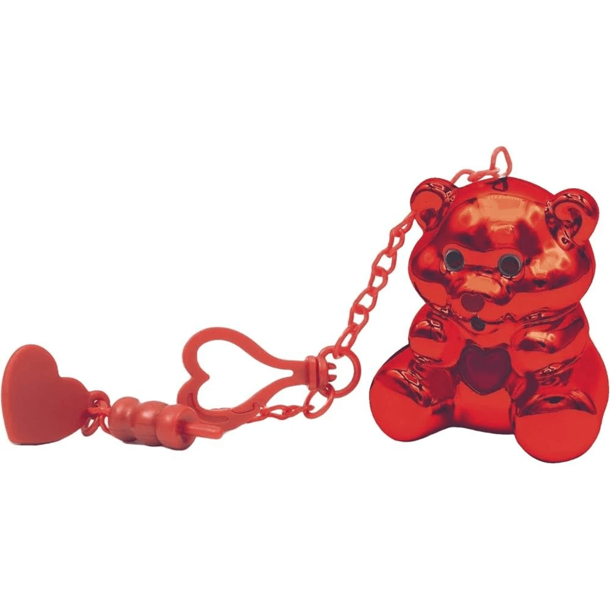 Un llavero de oso rojo brillante con cadena, forma de corazón y abalorios sobre fondo blanco.