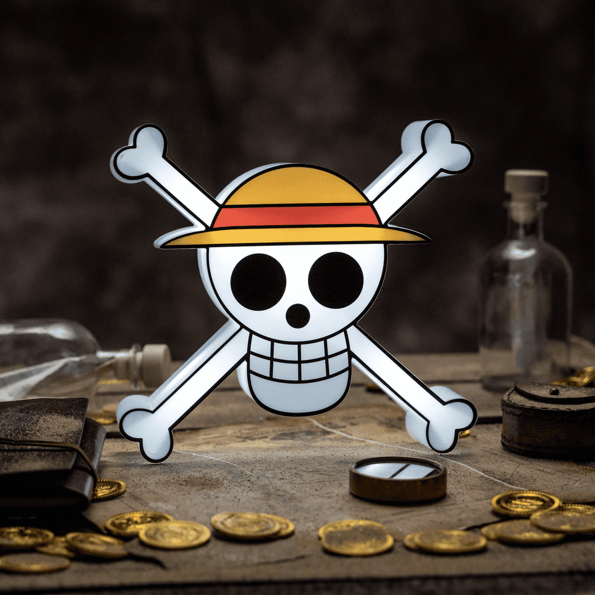 Una calavera luminosa con sombrero de paja y huesos cruzados sobre un mapa pirata de madera con monedas de oro.