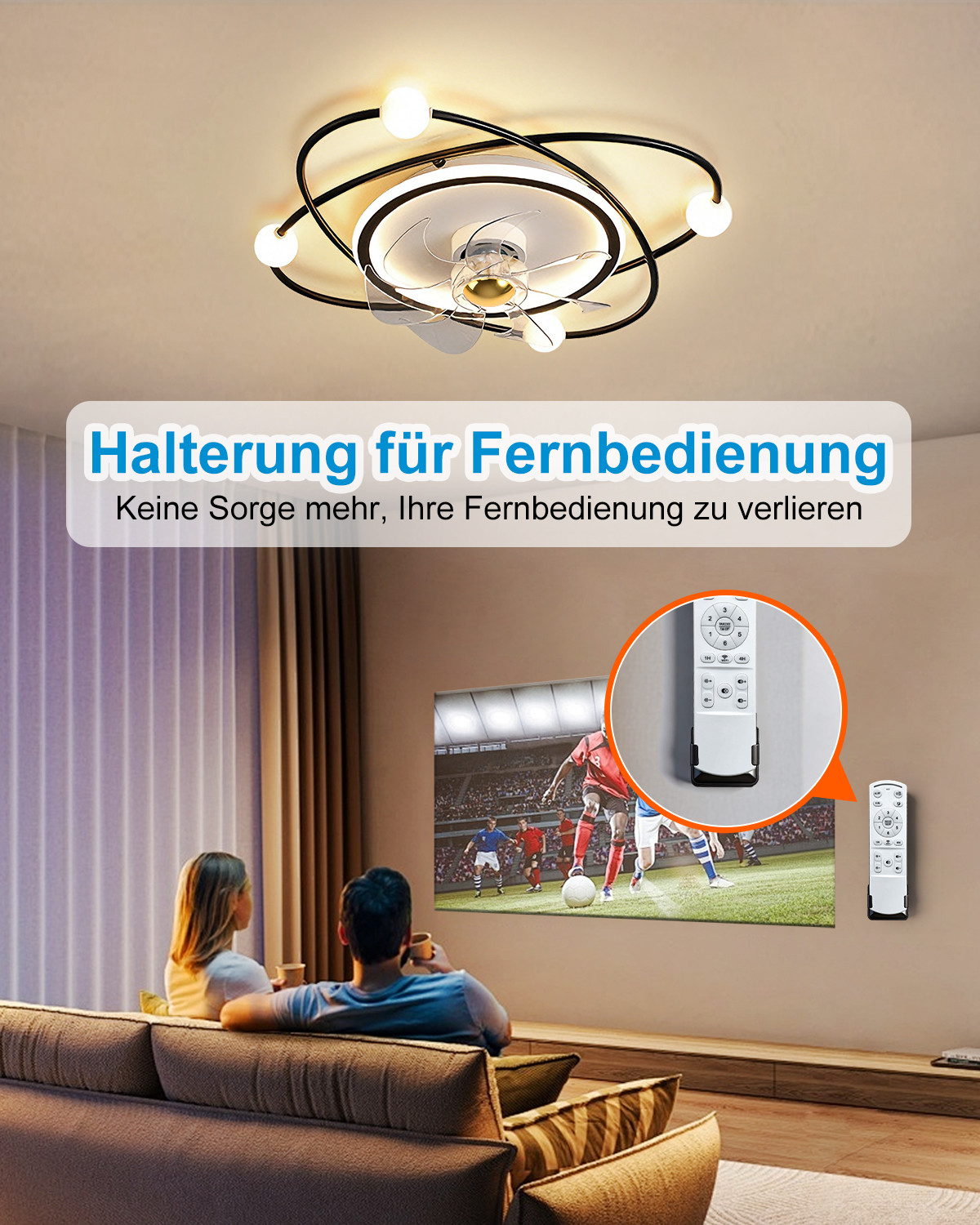 Moderne Deckenleuchte mit Ventilator über einem Paar auf einem Sofa, das ein Fußballspiel im Fernsehen sieht.