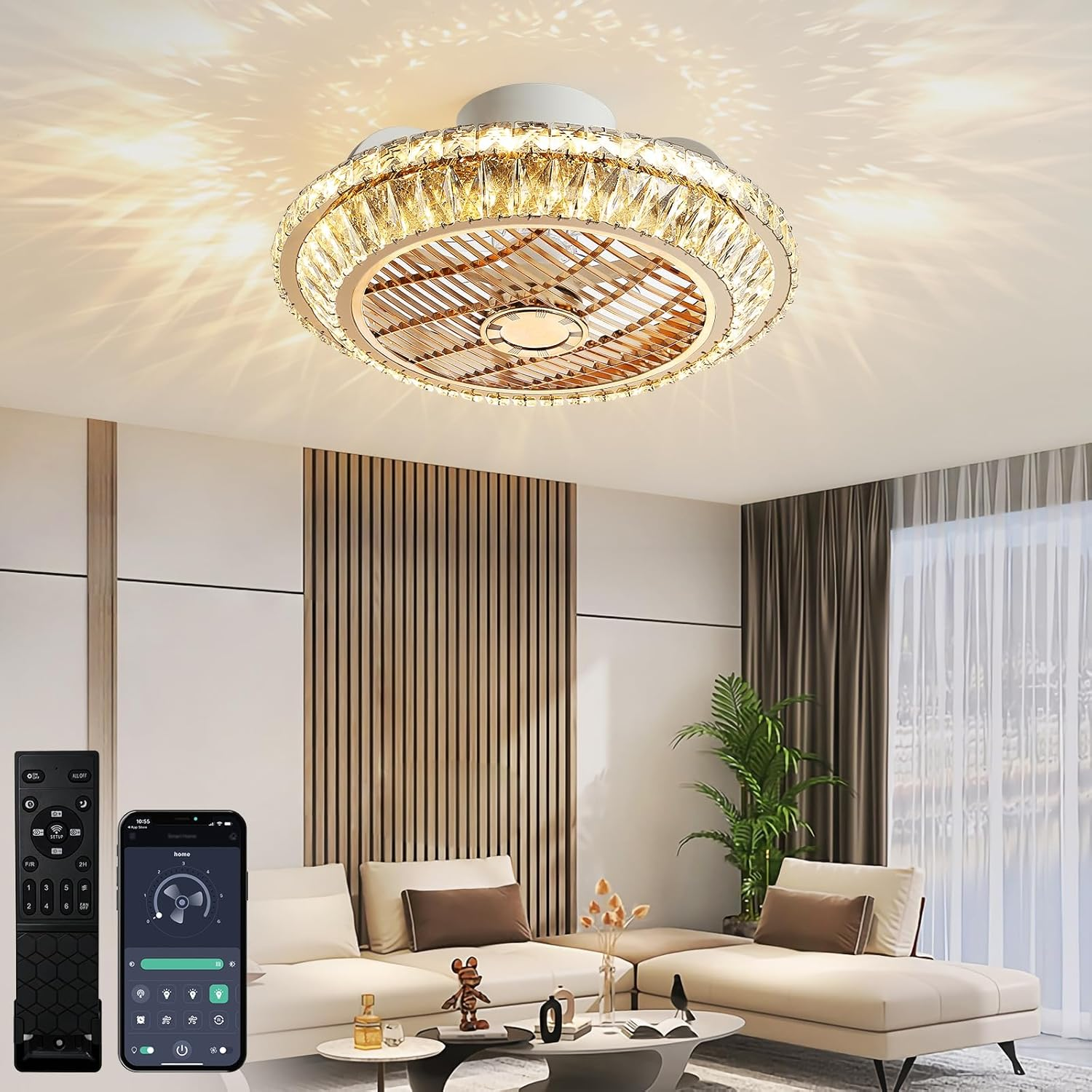 Moderne Deckenleuchte mit Ventilator in einem eleganten Wohnzimmer mit weißem Sofa und Pflanze.