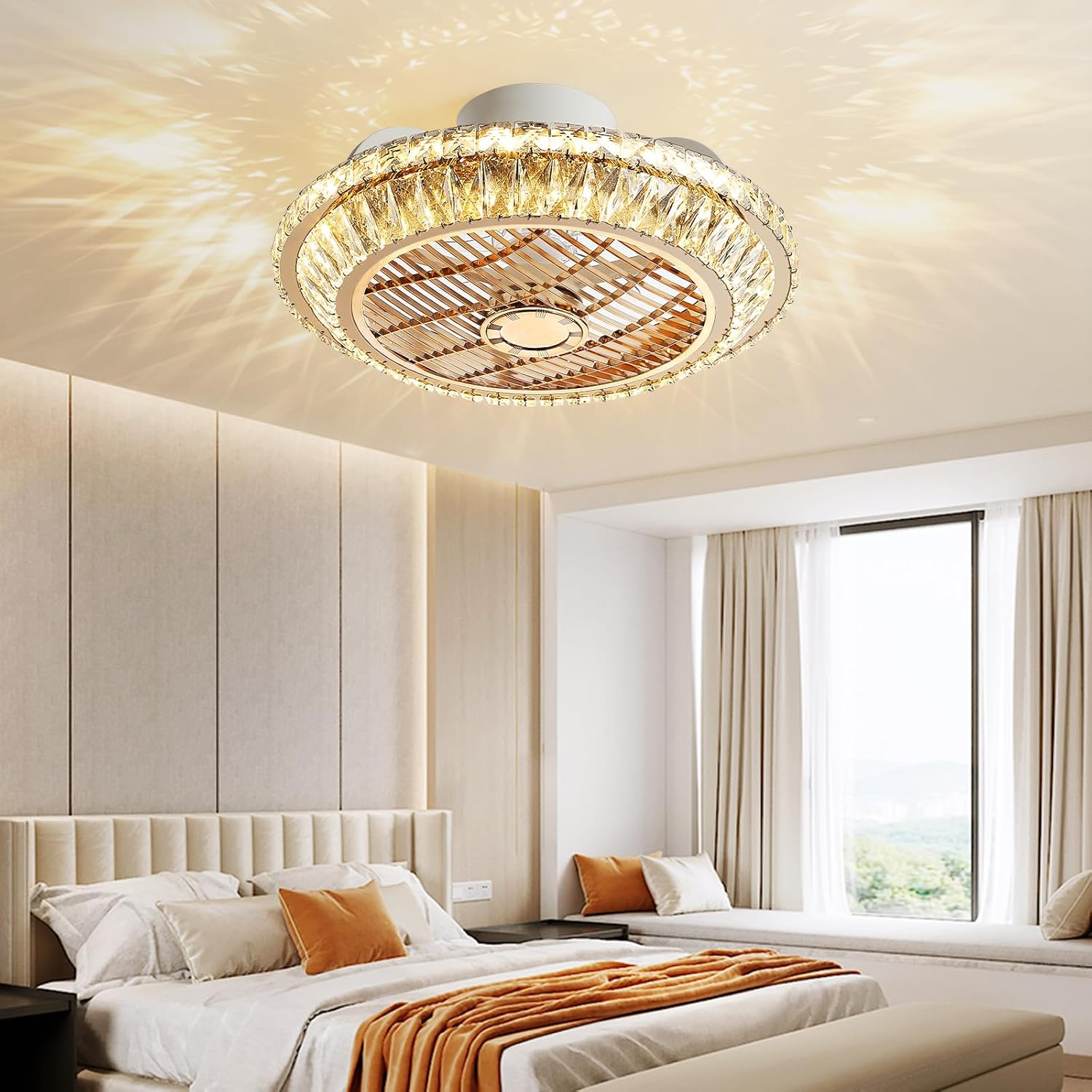 Beleuchteter Deckenventilator mit funkelndem Kristallkranz in einem modernen Schlafzimmer.