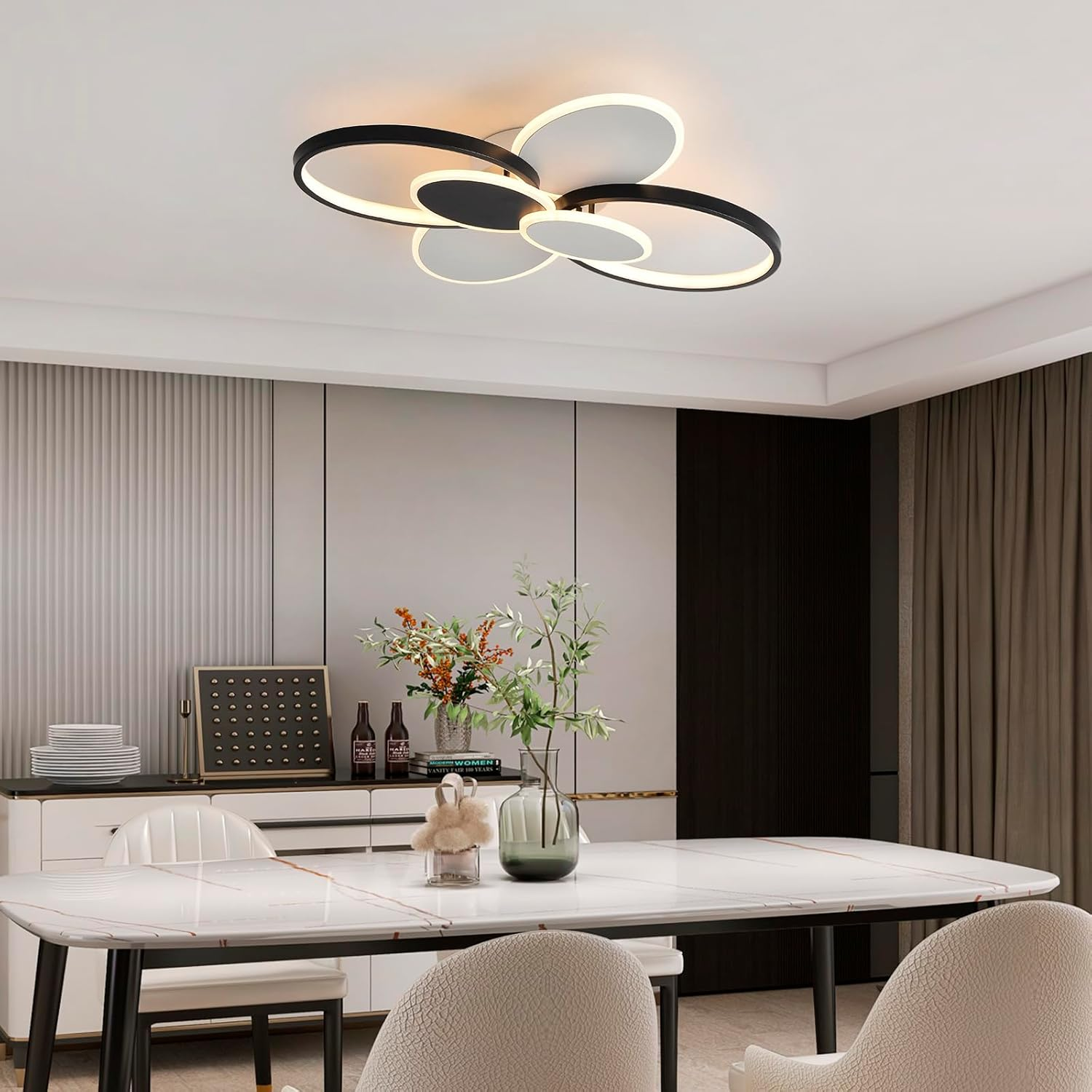 Esszimmer mit weißem Marmortisch, modernen Stühlen und einer runden LED-Deckenleuchte.