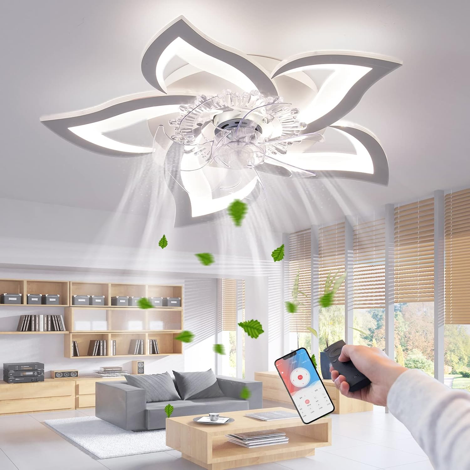 Moderne Deckenventilatorlampe mit Blütenblattdesign, gesteuert per Smartphone und Fernbedienung in einem hellen Raum.