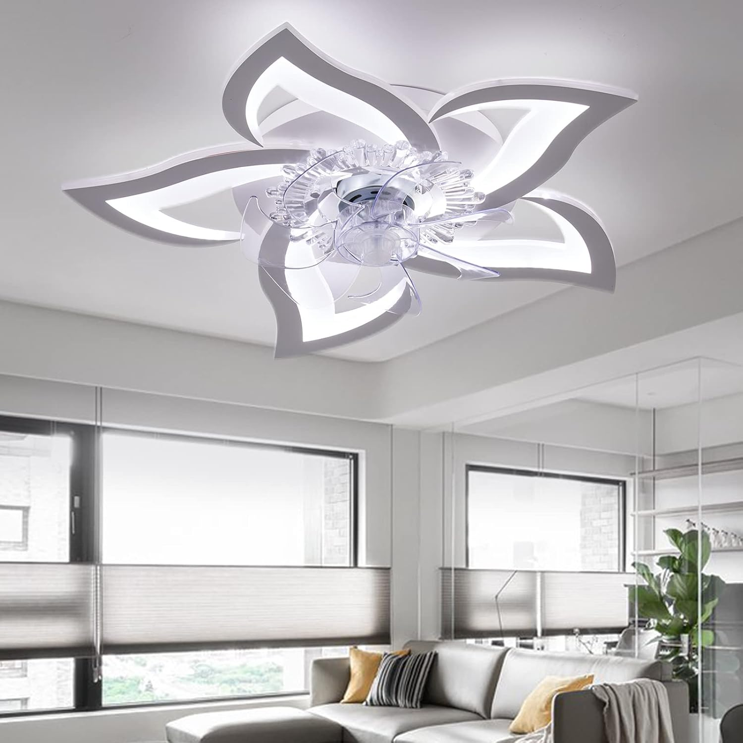 Moderne Deckenleuchte mit integriertem Ventilator in Blütenform in einem hellen, stilvollen Wohnzimmer.