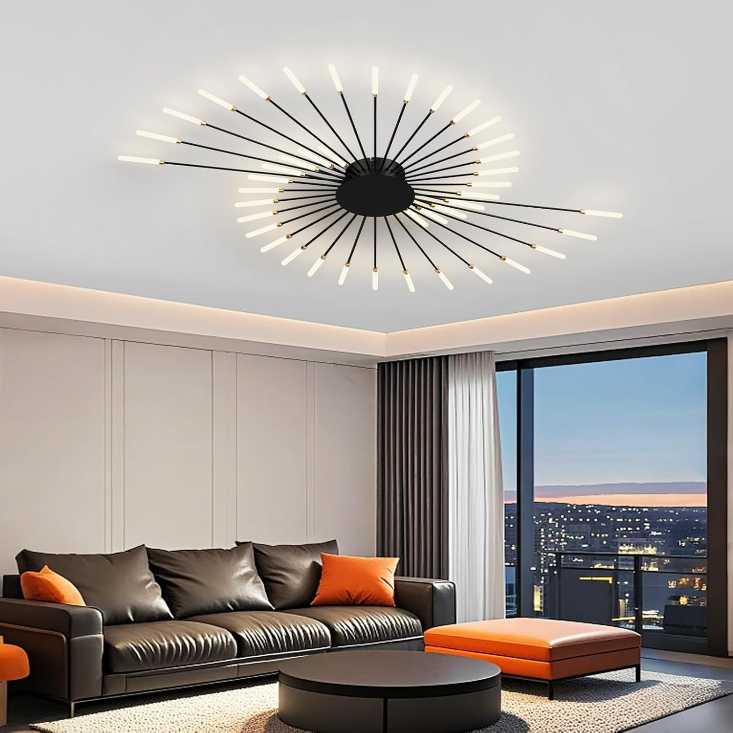 Moderne Deckenleuchte im Wohnzimmer mit schwarzem Sofa und Stadtblick.