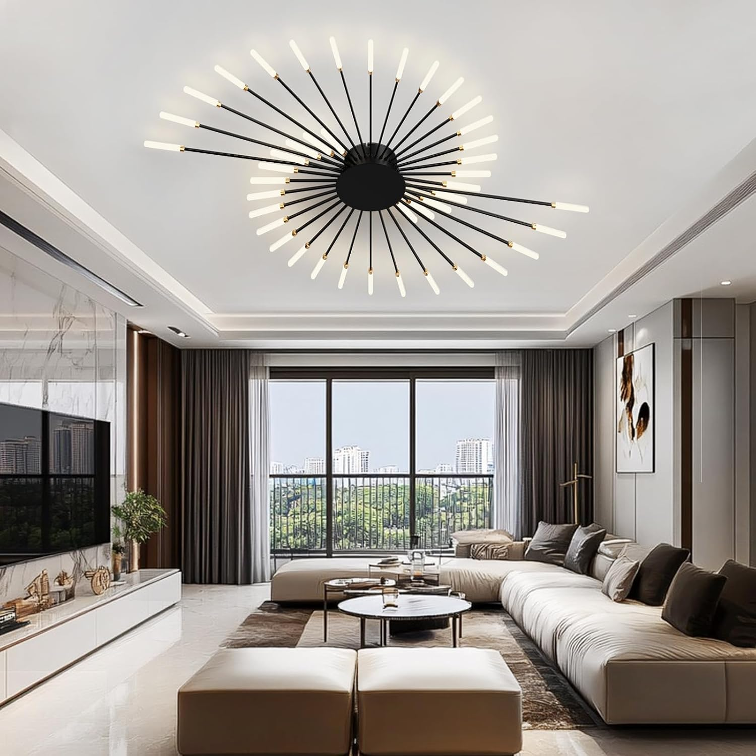 Moderne Deckenleuchte strahlt in luxuriösem Wohnzimmer mit großem Sofa, TV und Stadtblick.