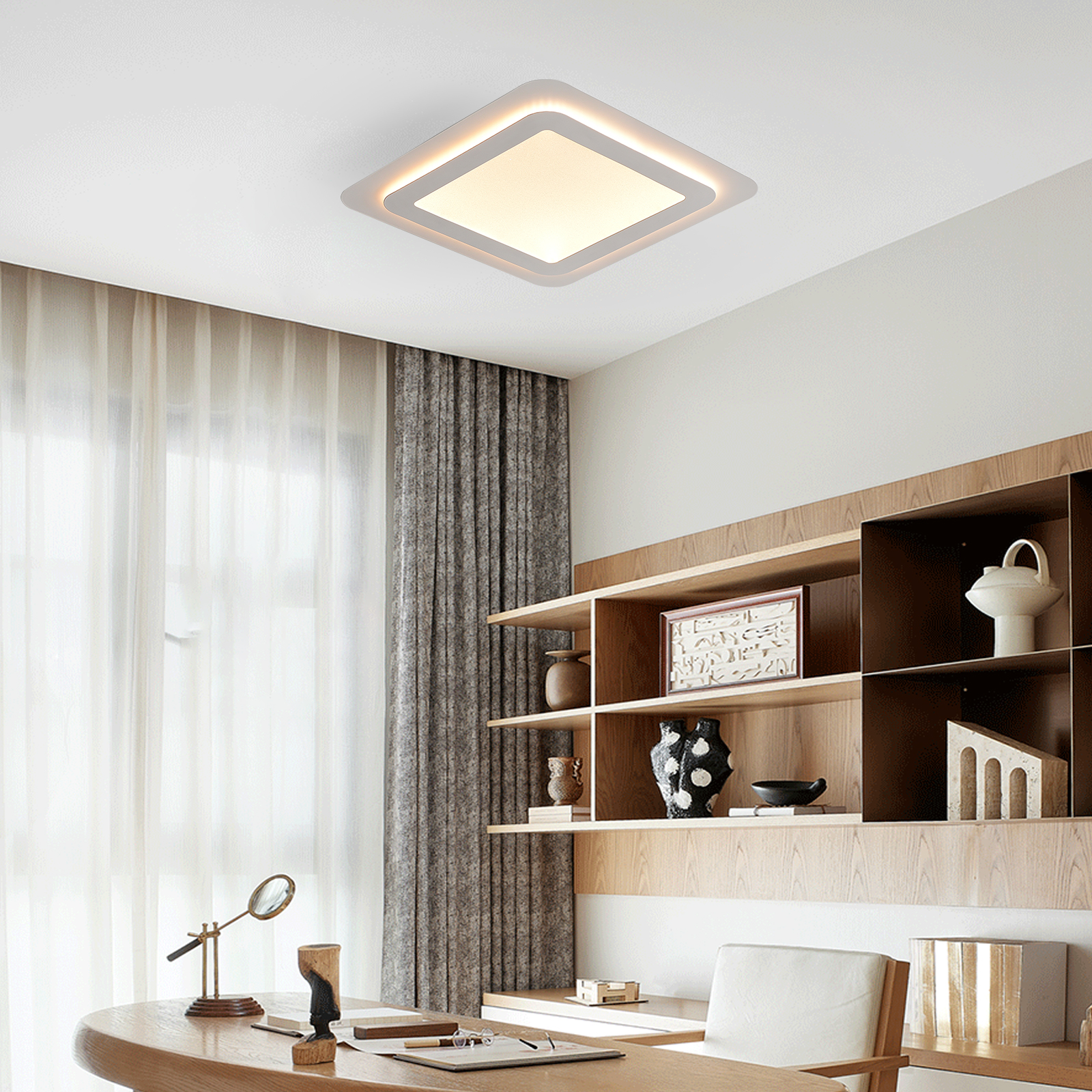 Moderne quadratische Deckenleuchte in einem hellen, eleganten Arbeitszimmer mit Holztisch.