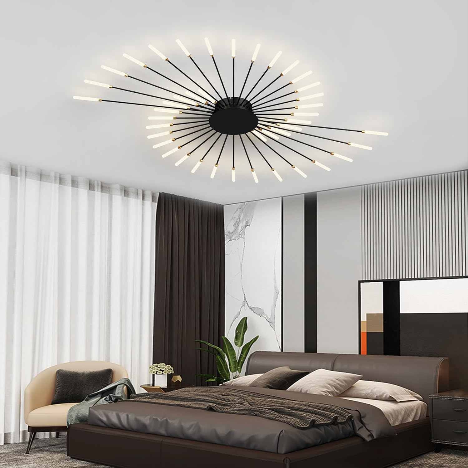Moderne Deckenleuchte mit strahlenden Armen in einem eleganten Schlafzimmer mit braunem Bett und Vorhängen.