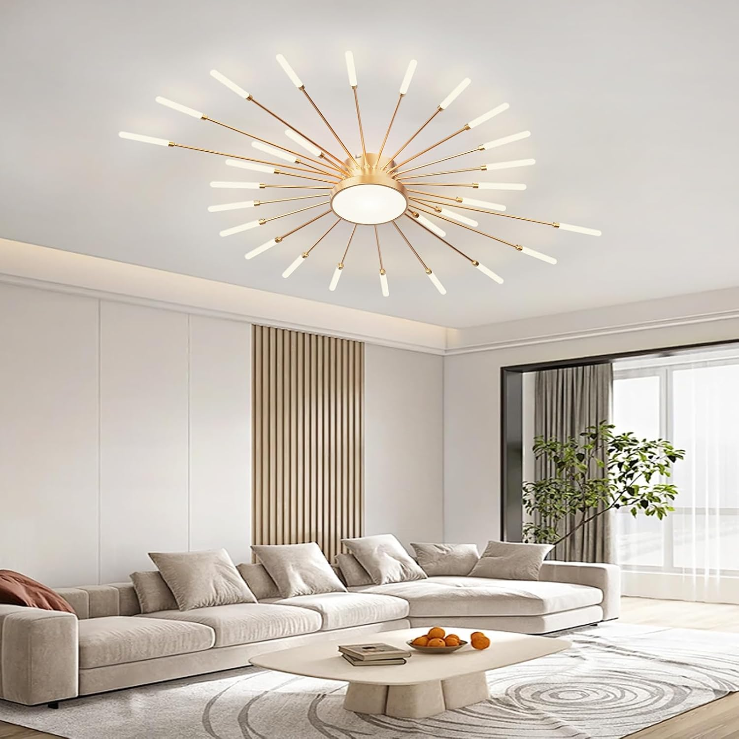Ein modernes Wohnzimmer mit einer goldenen Deckenleuchte, einem grauen Sofa und einem weißen Couchtisch.