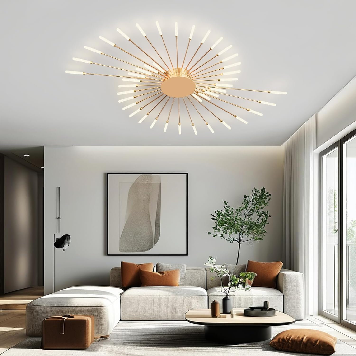 Moderne Deckenleuchte mit strahlenden goldenen Armen im hellen Wohnzimmer.