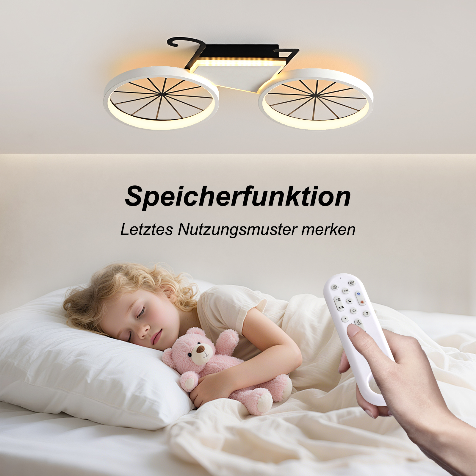 Ein Kind schläft mit einem Teddybär im Bett, während eine Hand eine Fernbedienung hält; an der Decke hängt eine Lampe.