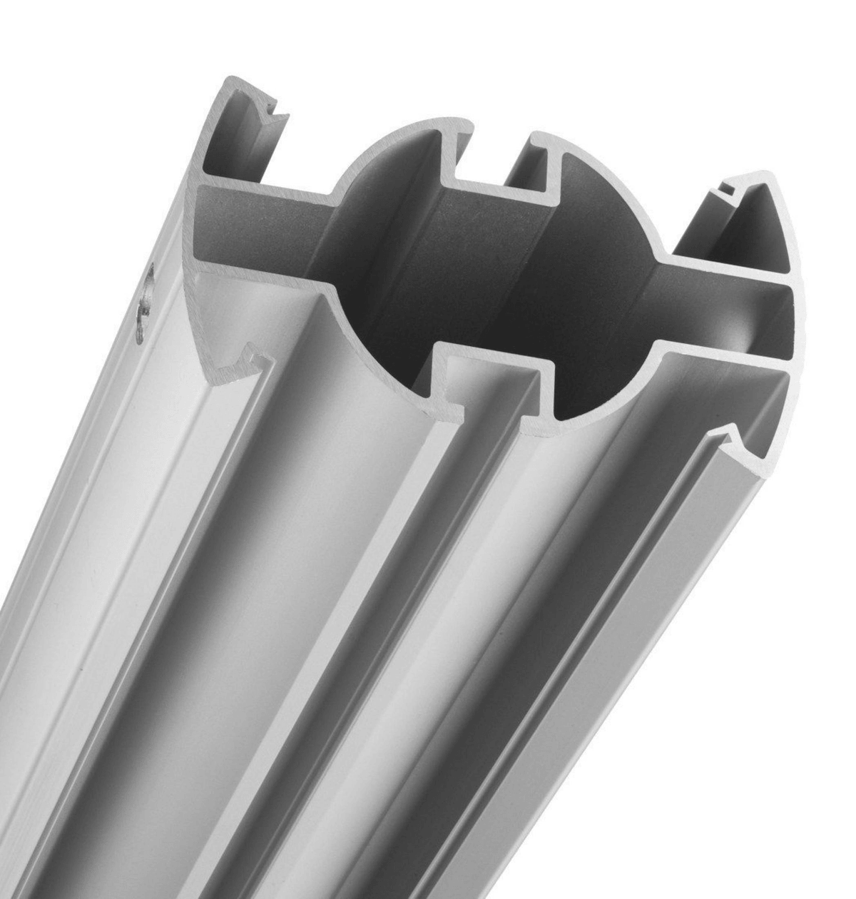 Una sección de perfil extruido de aluminio plateado con una forma interna hueca compleja.
