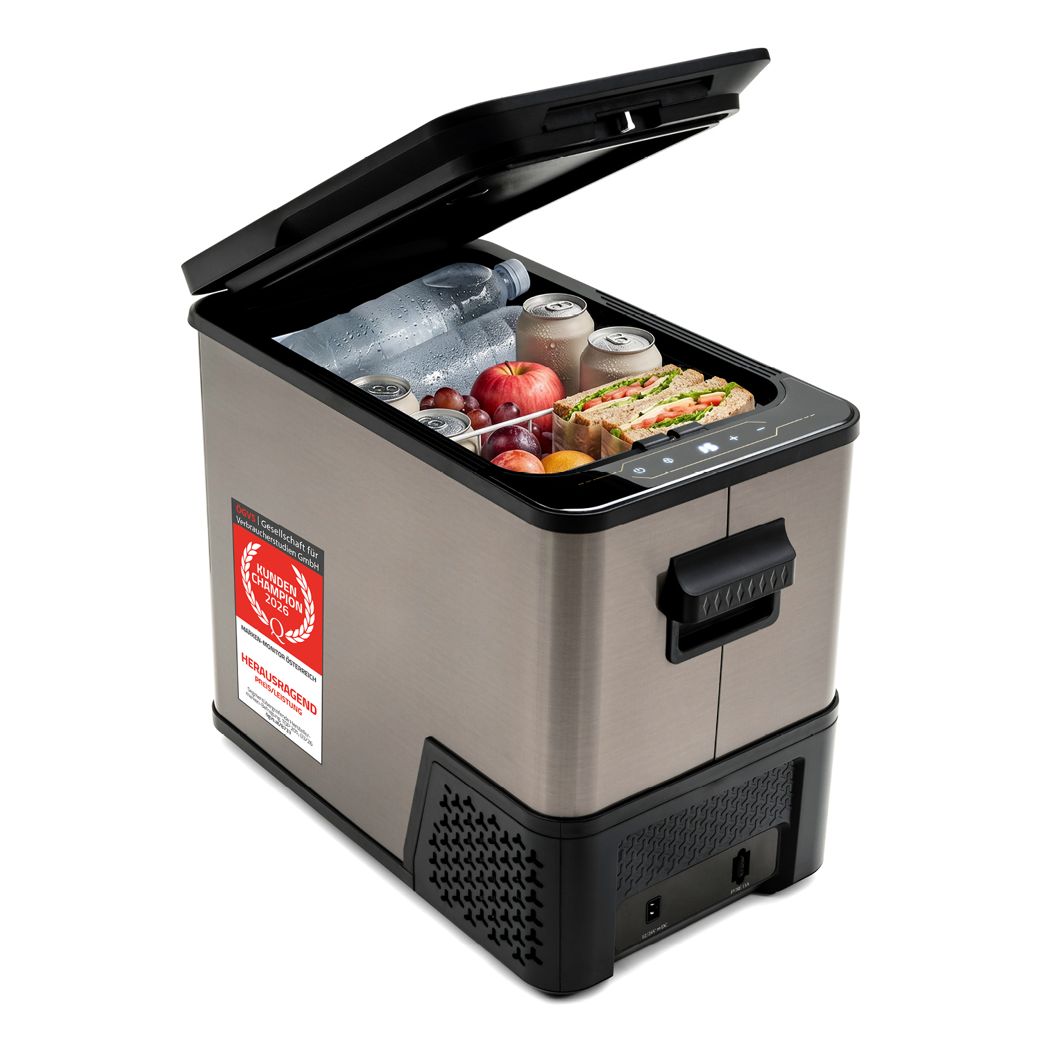 Geöffnete tragbare silberne Kühlbox mit Getränken, Obst und Sandwiches auf weißem Hintergrund.