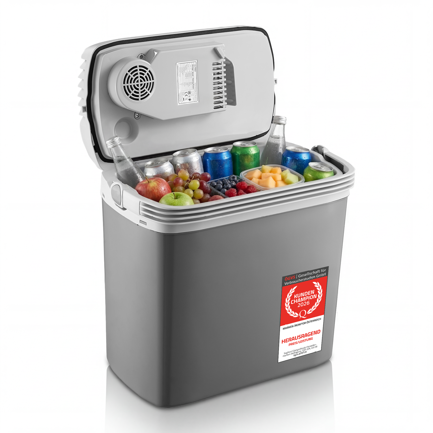 Eine offene graue Kühlbox mit Getränken und frischen Früchten sowie einem Preisschild an der Seite.