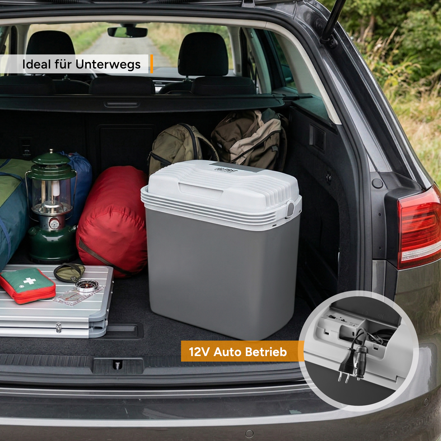 Eine graue Kühlbox, Rucksäcke und Campingausrüstung im offenen Kofferraum eines Autos.