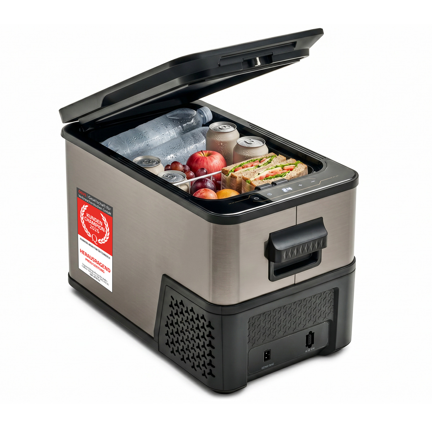 Eine geöffnete silberne Kühlbox gefüllt mit Getränken, Sandwiches und frischem Obst auf weißem Hintergrund.