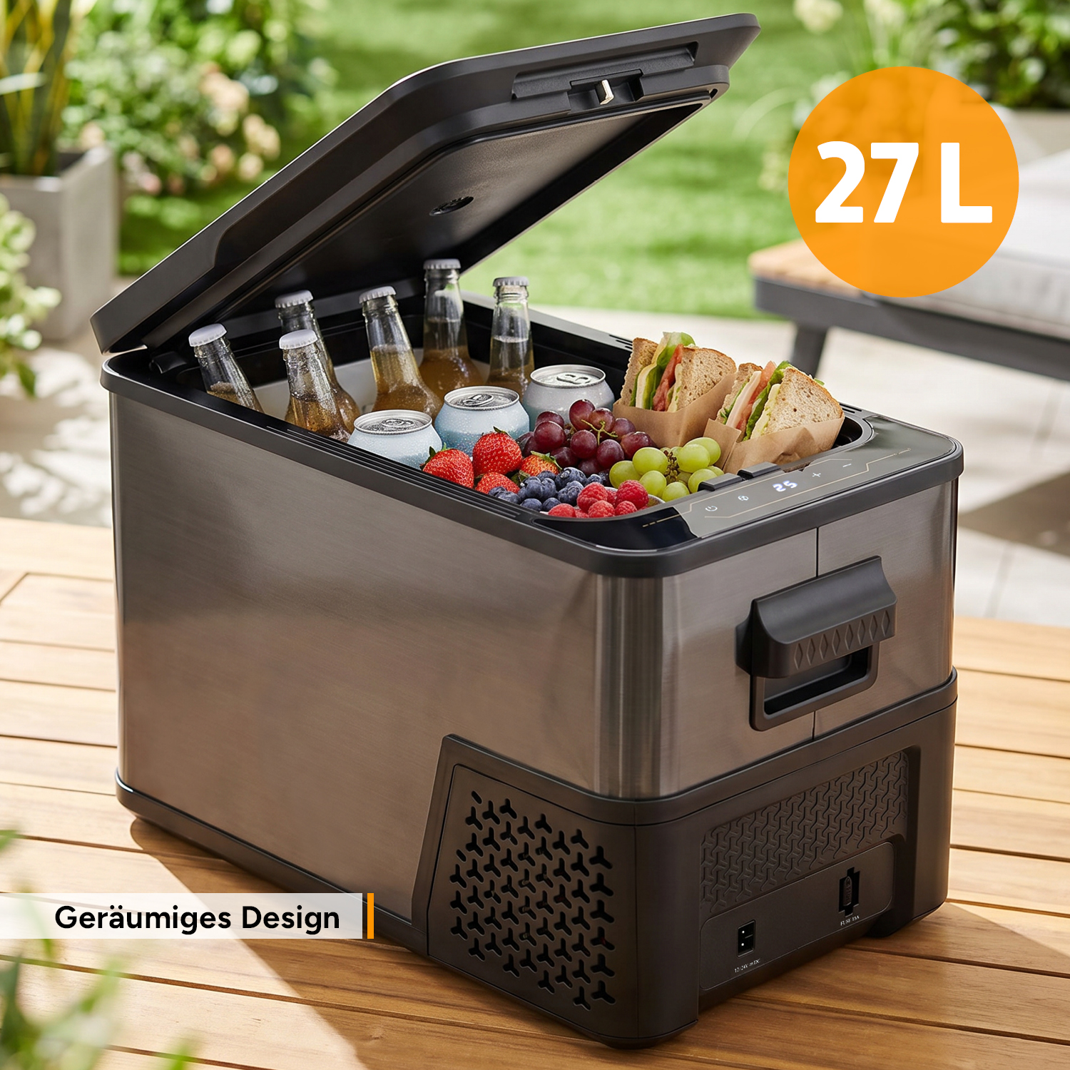 Geöffnete tragbare Kühlbox 27L voller Flaschen, Dosen, Obst und Sandwiches auf Holz Tisch.