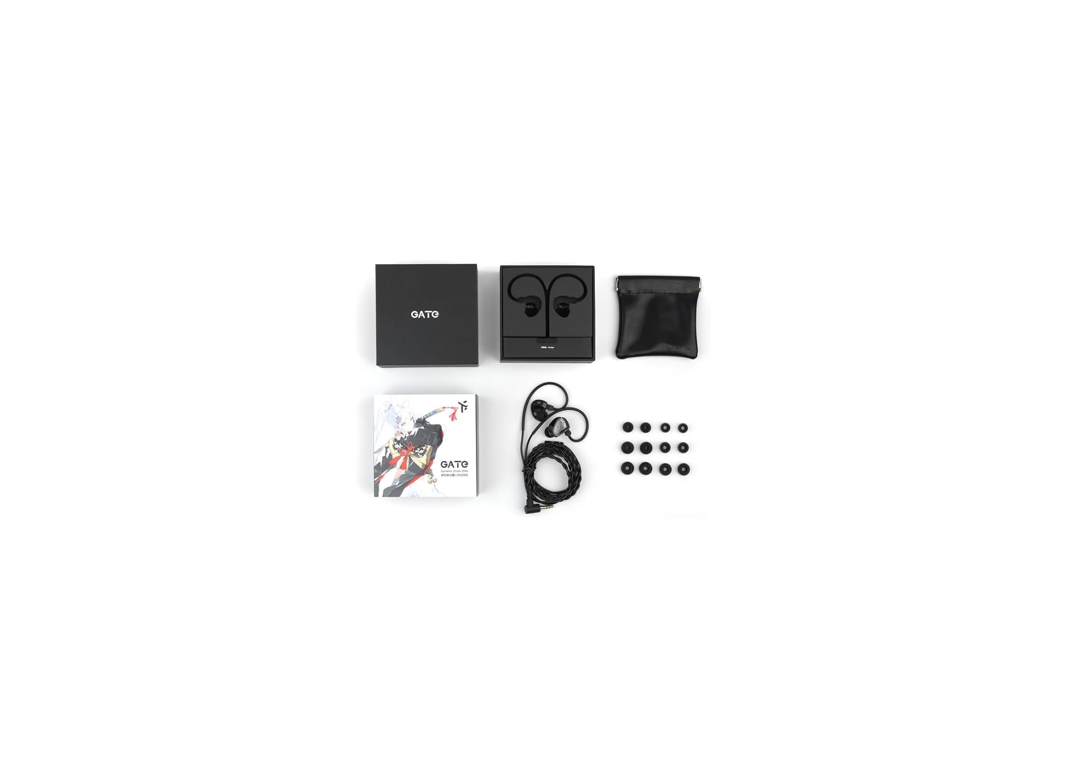 In-Ear-Kopfhörer mit Box, Kabel, Tasche und verschiedenen Ohrstöpseln auf weißem Hintergrund.