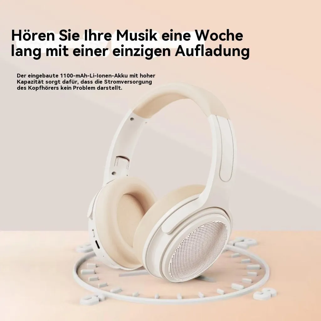 Beige Kopfhörer stehen auf einem Zifferblatt vor einem beigen Hintergrund mit Text.