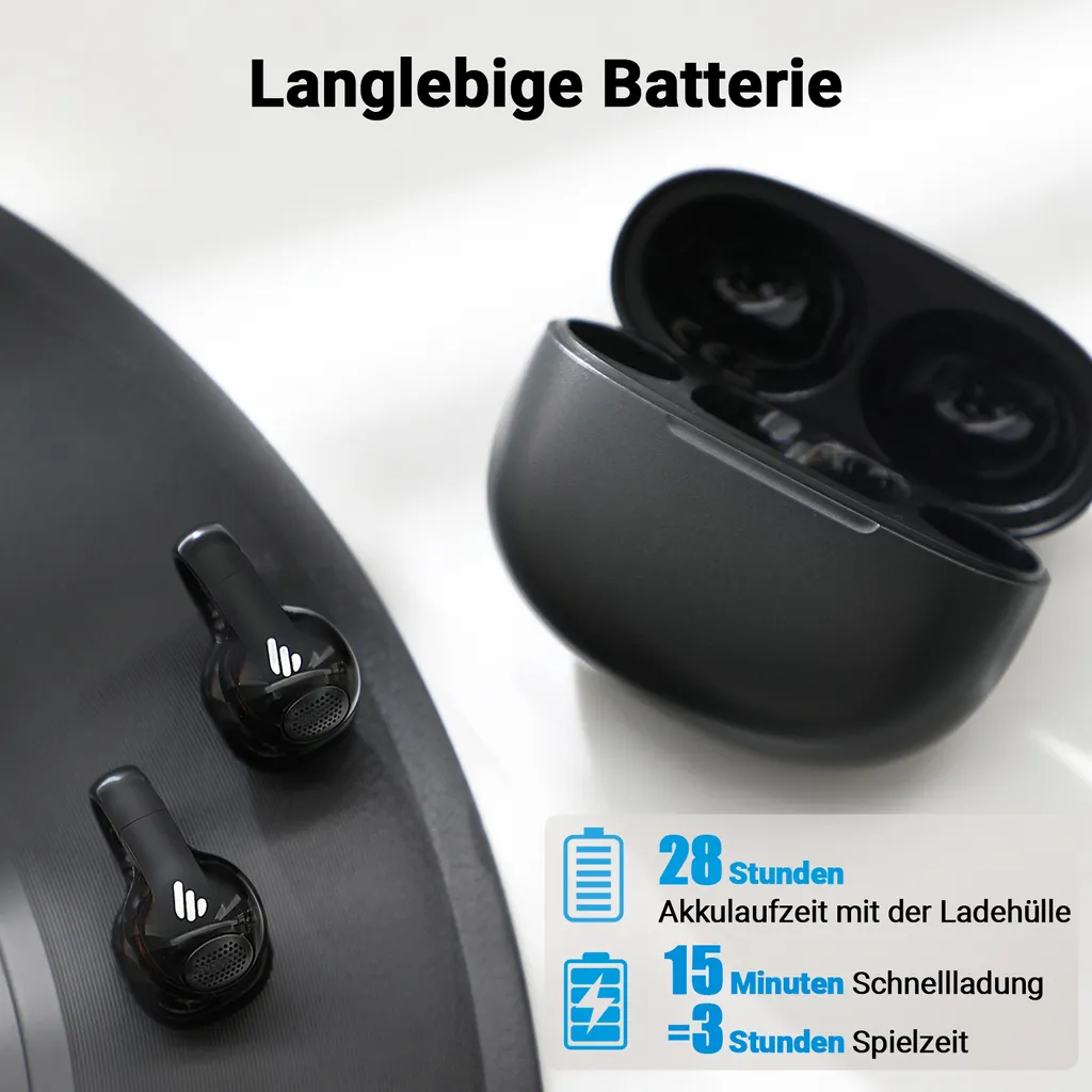 Schwarze In-Ear-Kopfhörer mit Ladecase und Text zu langer Akkulaufzeit.