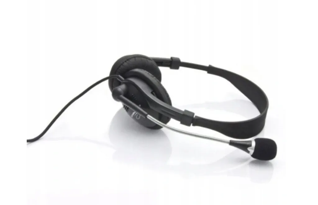 Ein schwarzes kabelgebundenes Headset mit Mikrofon auf weißem Hintergrund.