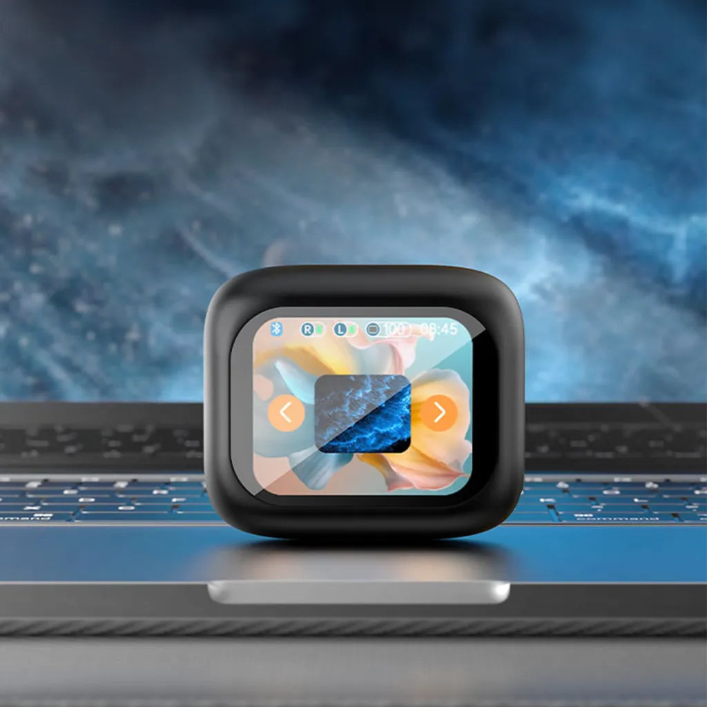 Ein kleines quadratisches Gerät mit Display sitzt auf einer Laptop-Tastatur vor blauem Hintergrund.