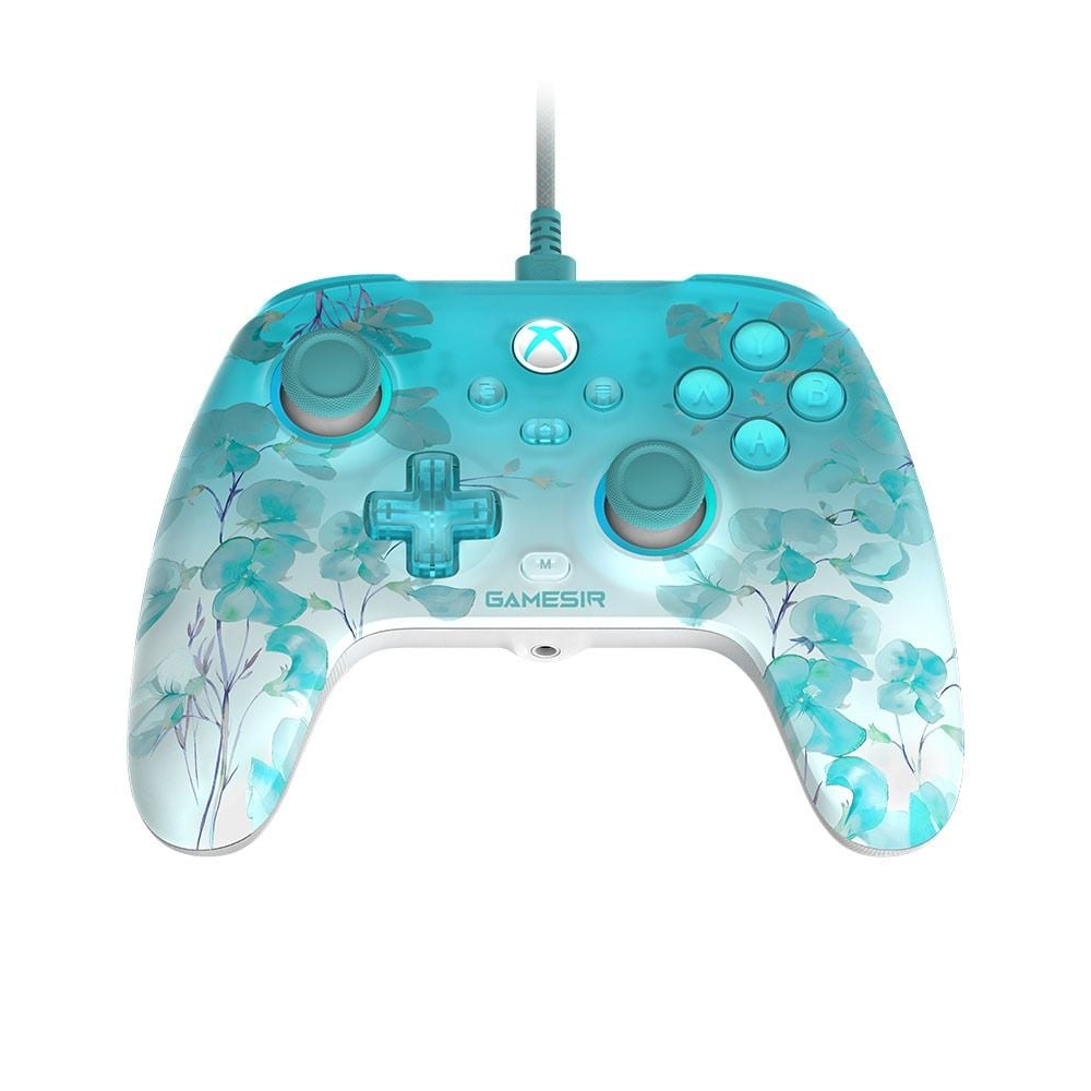 Ein hellblauer GameSir-Videospielcontroller mit weißem Blumenmuster und angeschlossenem schwarzem Kabel.