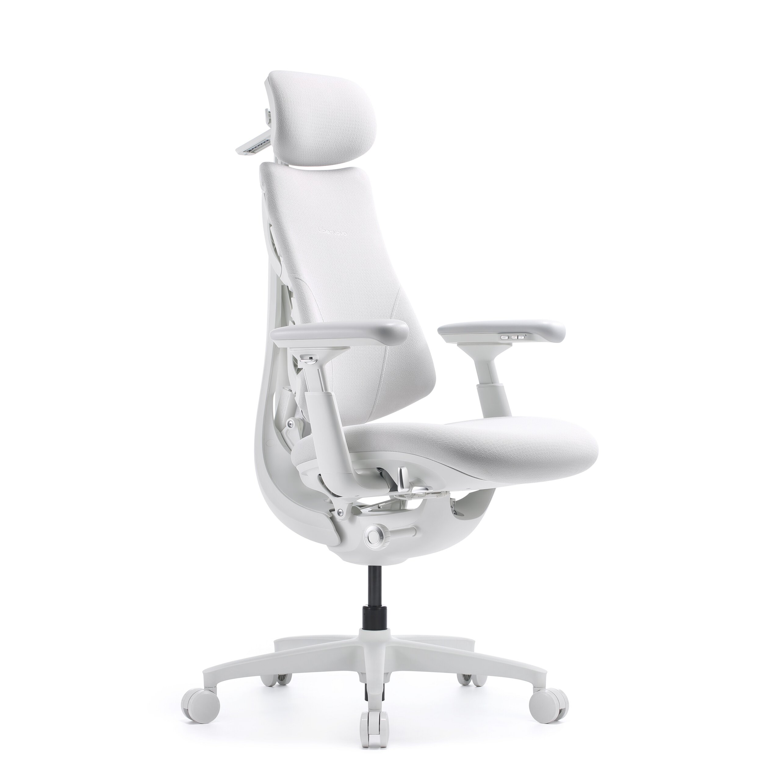 Moderna sedia da ufficchio ergonomica bianca con ruote e poggiatesta regolabile su sfondo bianco.