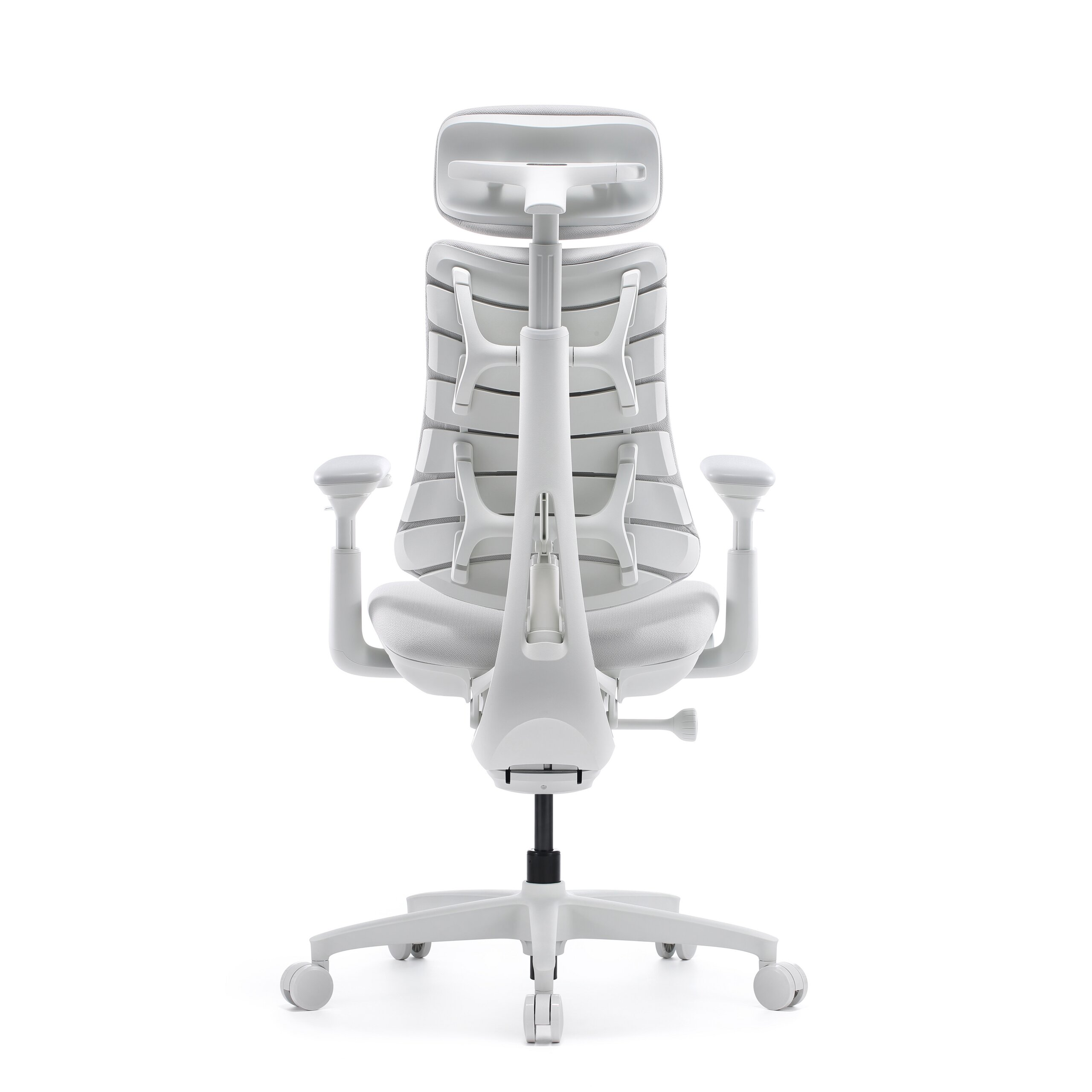 Vista posteriore di una moderna sedia da ufficio ergonomica bianca con poggiatesta, braccioli e base con ruote su sfondo bianco.