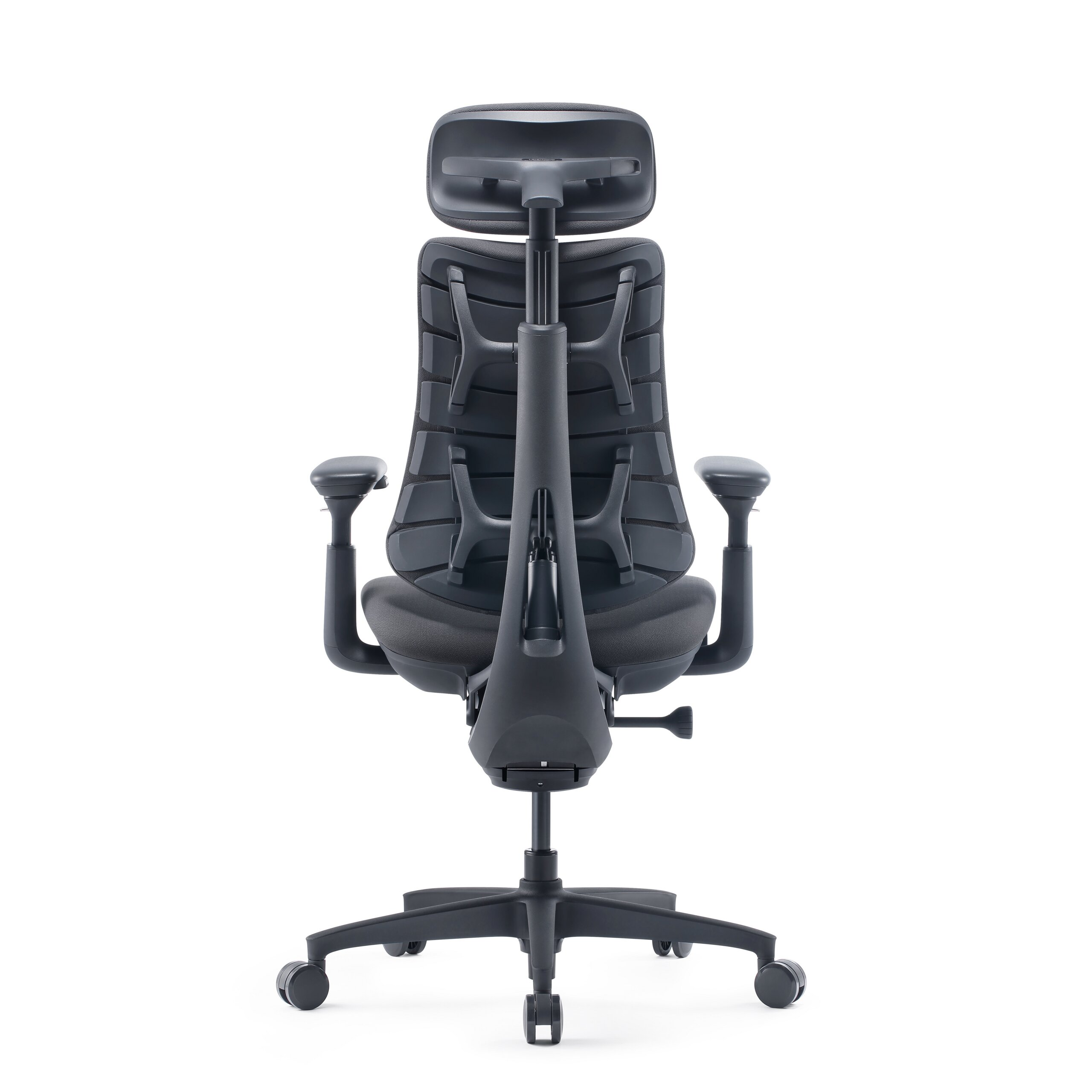 Vista posteriore di una sedia da ufficio ergonomica nera con poggiatesta e ruote su sfondo bianco.
