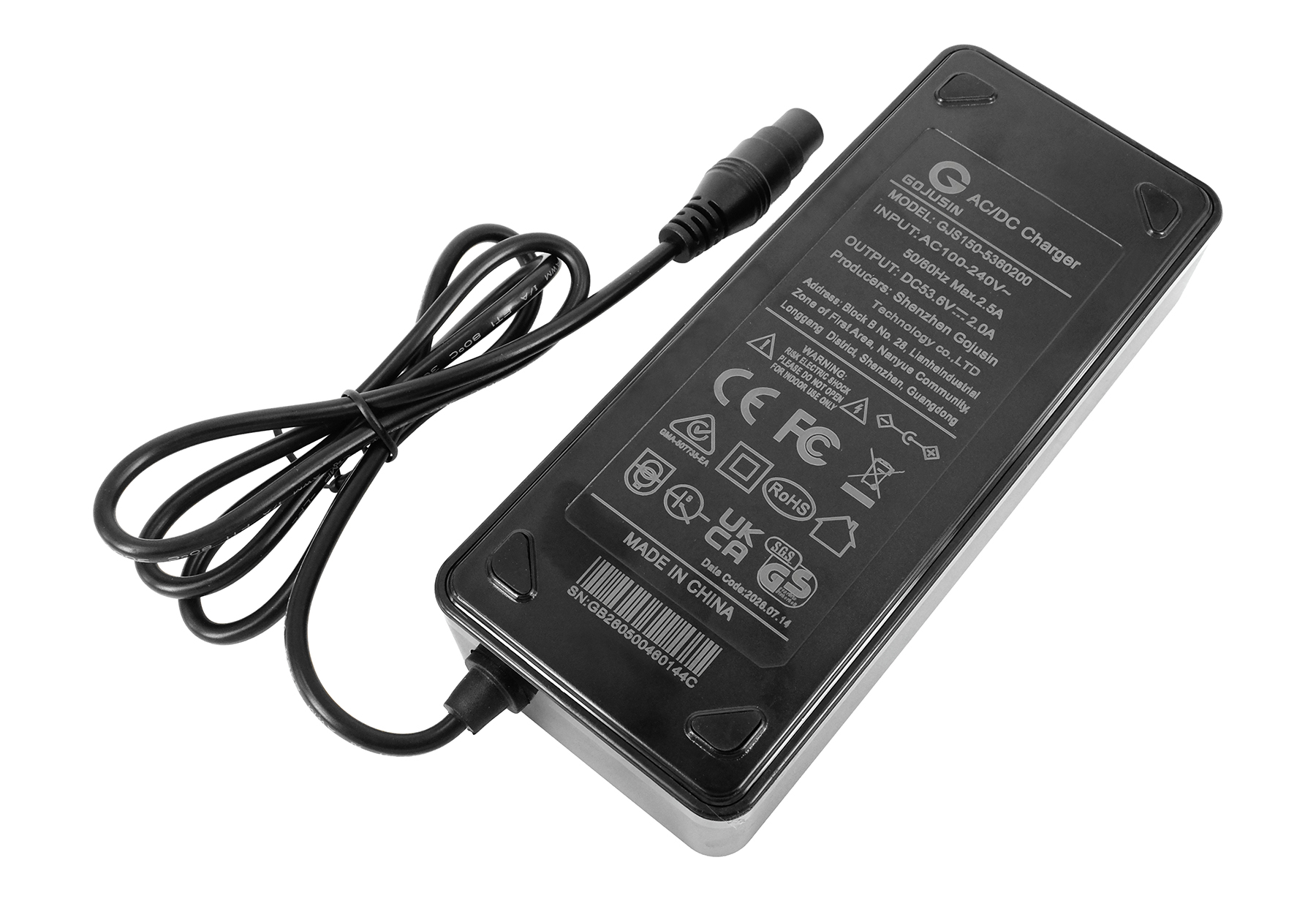 Ein schwarzes AC/DC-Ladegerät mit integriertem Kabel und Stecker auf einer weißen Oberfläche.