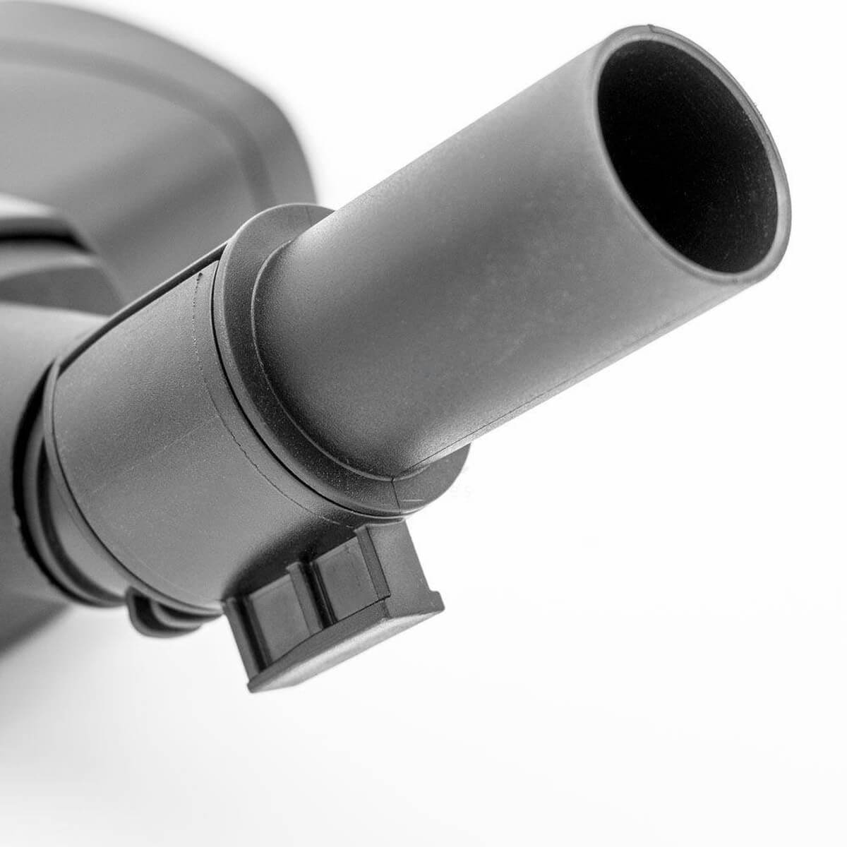 Un tuyau en plastique gris avec un support à clip sur fond clair.