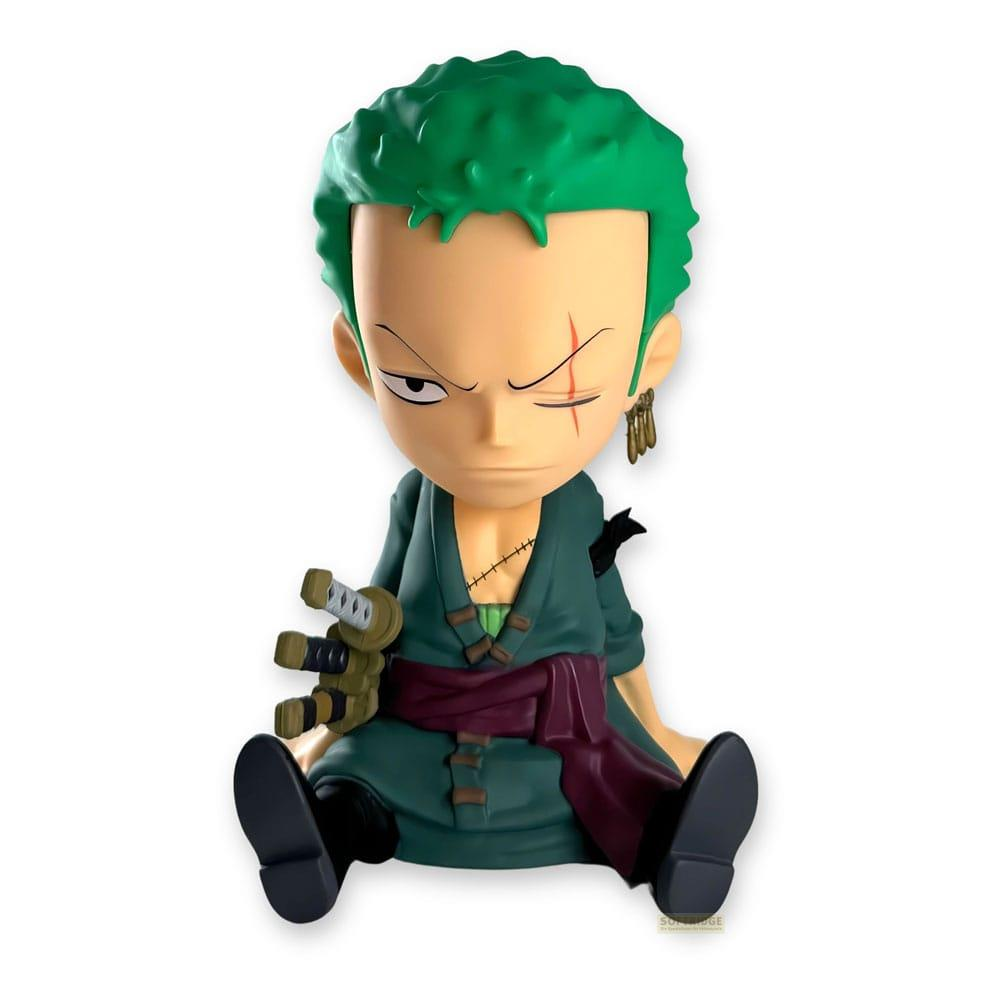 Figura de anime de Roronoa Zoro con cabello verde, espadas y expresión seria sobre fondo blanco.