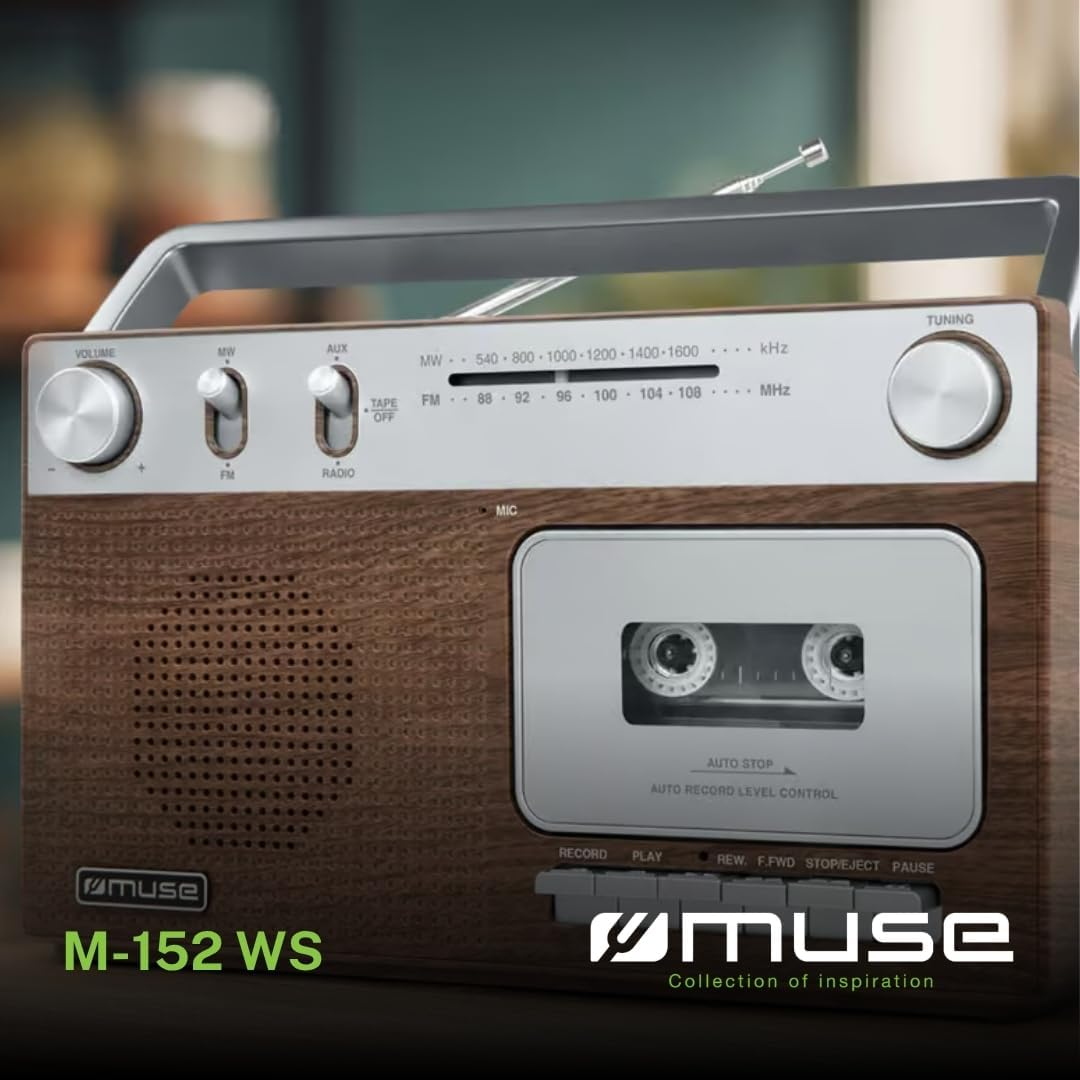 Retro-Holzradio mit Kassettendeck, Knöpfen und Tragegriff in Innenaufnahme.