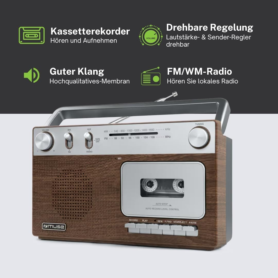 Holzfarbener Retro-Kassettenrekorder mit Radio, Silberblende, Knöpfen, Lautsprecher und Tragegriff auf grauer Tafel.