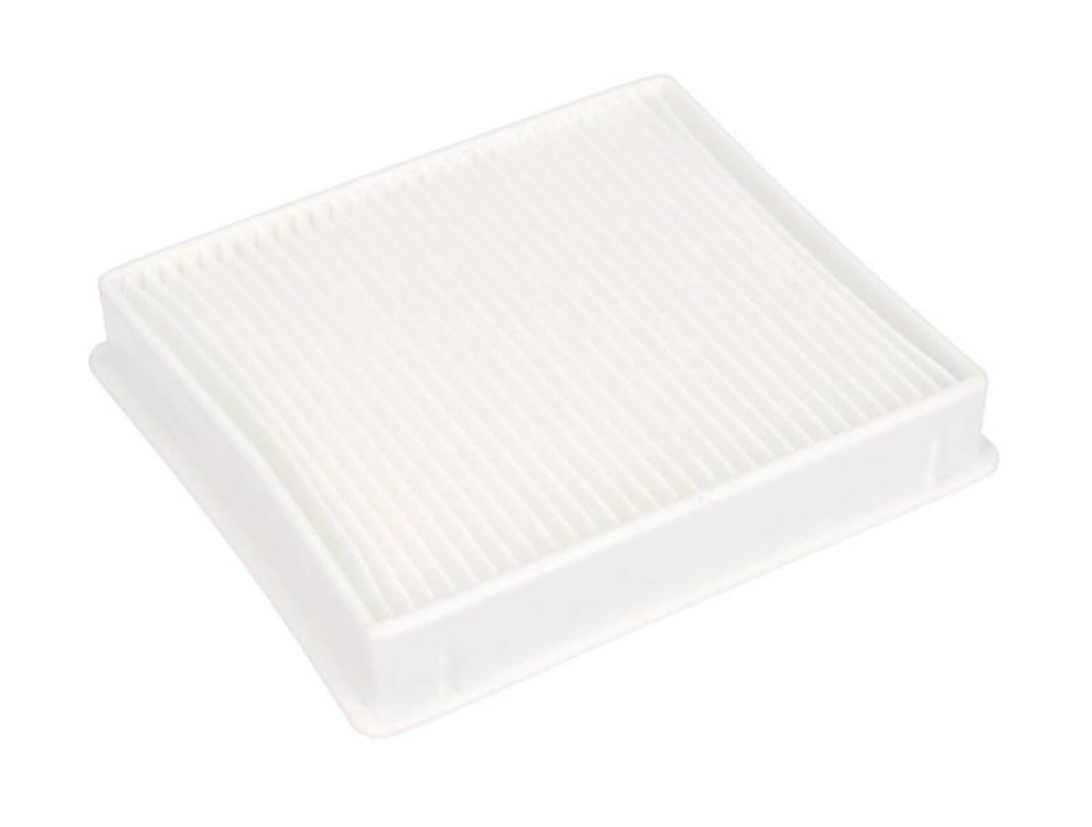 Un filtre à air carré blanc à surface plissée repose sur un fond blanc uni.