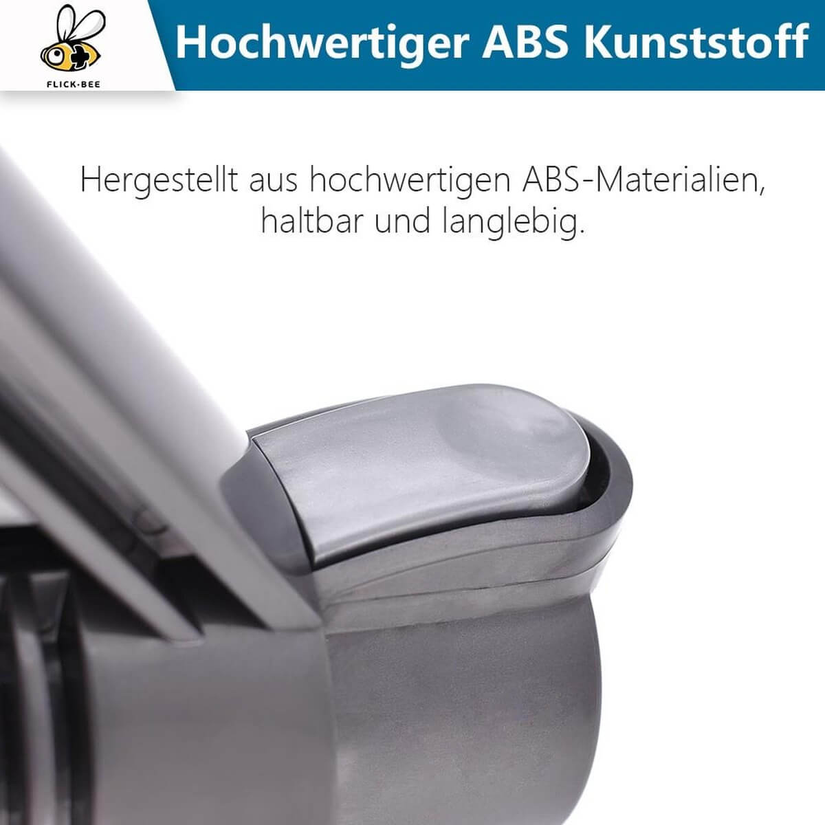 Gros plan d'un composant en plastique ABS gris avec un bouton enfoncé.