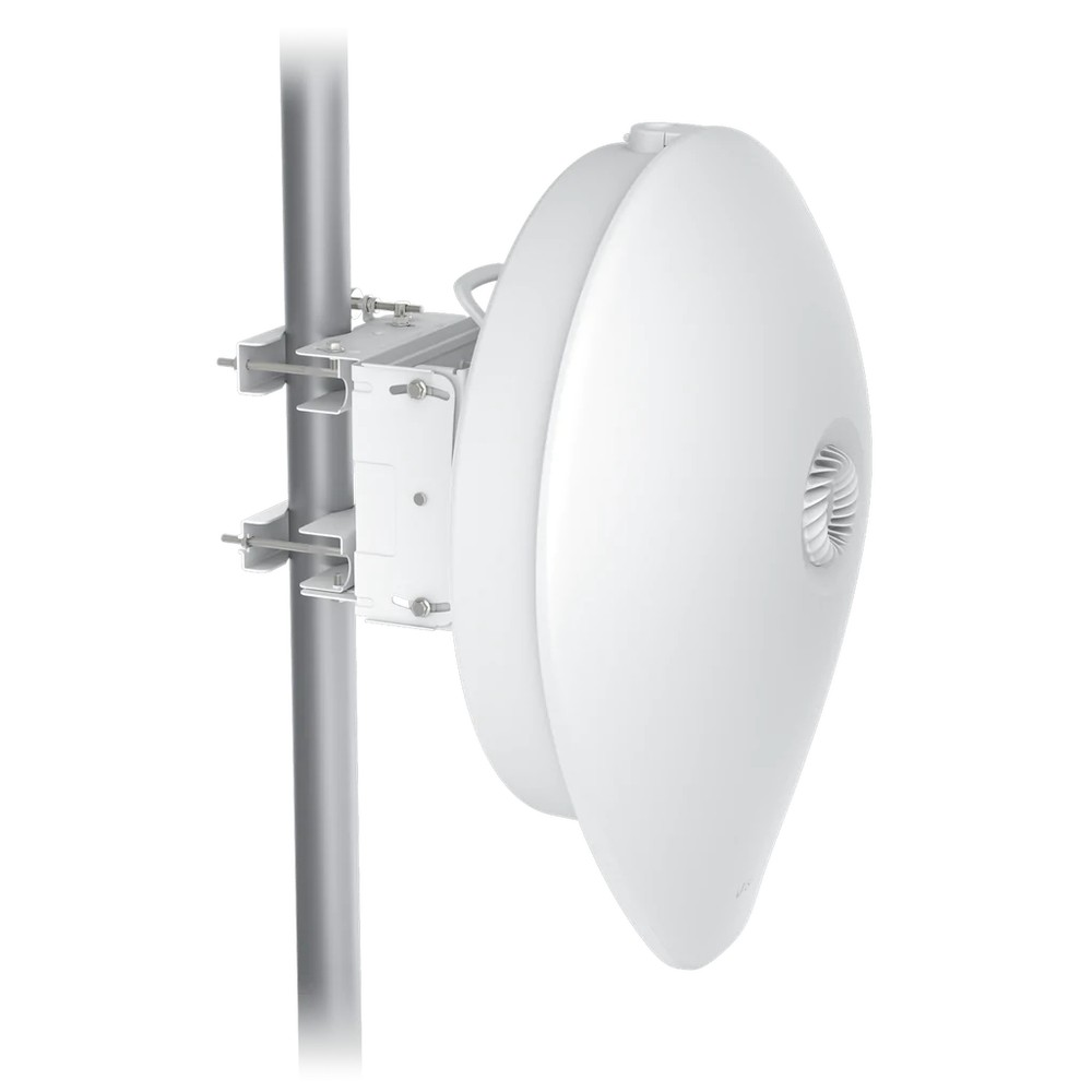 Un'antenna wireless direzionale bianca montata su un palo metallico verticale su sfondo bianco.