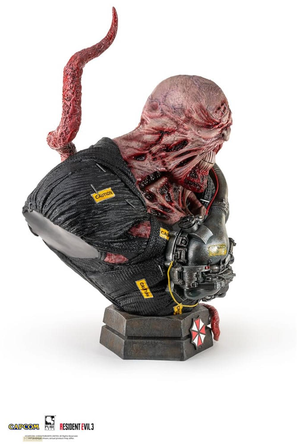 Statue eines fleischigen Monsters mit schwarzen Riemen und Tentakel, auf einem Sockel mit Umbrella-Logo.