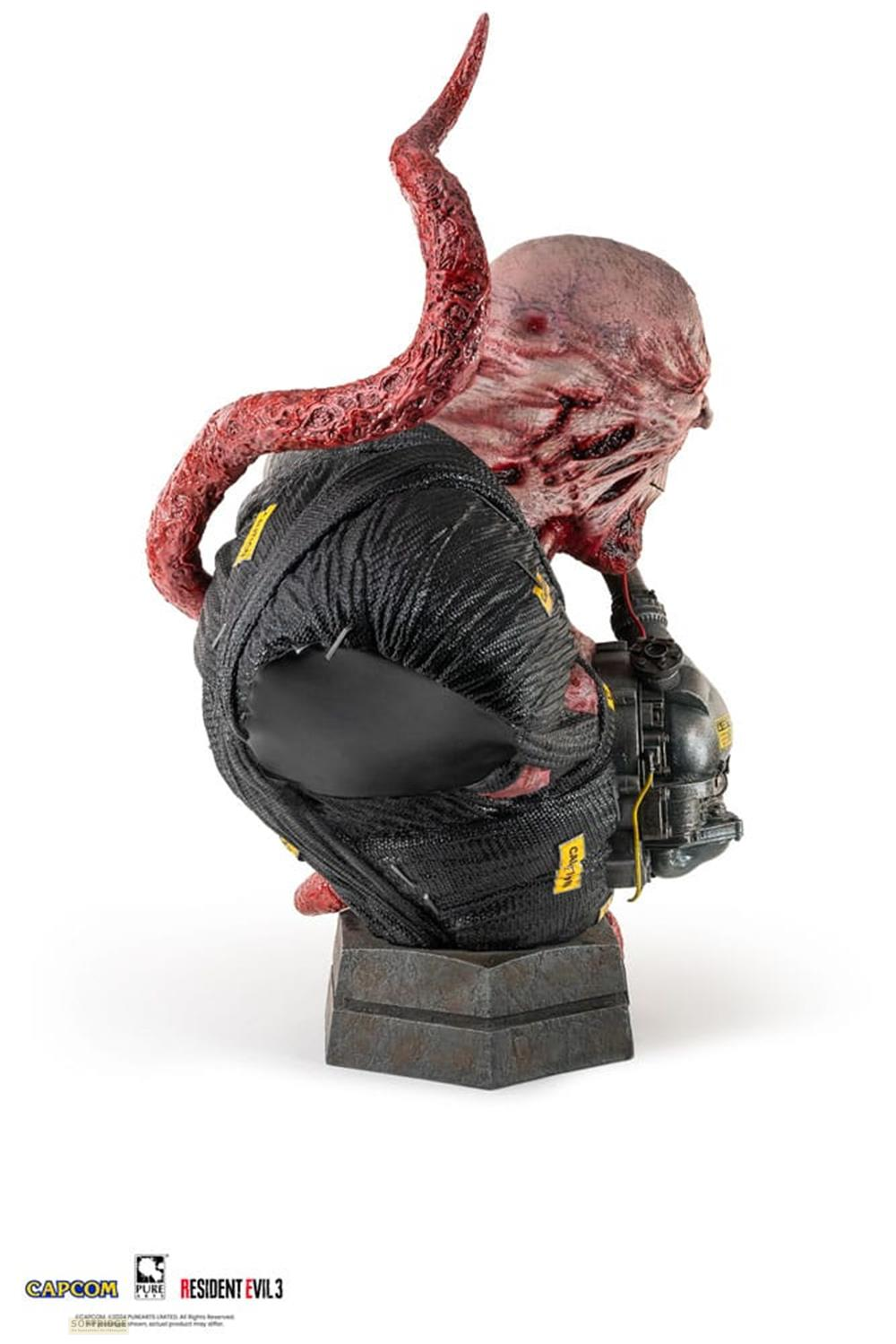 Rückansicht einer Resident Evil 3 Nemesis-Büste mit Tentakeln und schwarzer Kleidung auf einem Sockel.
