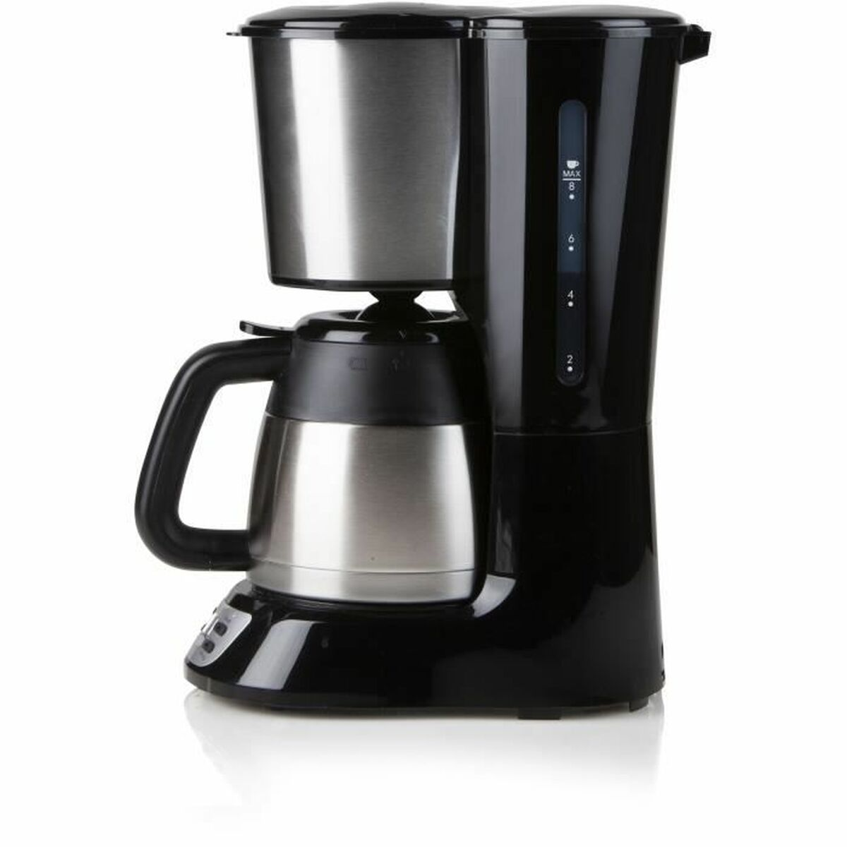 Eine schwarze Filterkaffeemaschine mit Edelstahl-Kanne auf weißem Hintergrund.