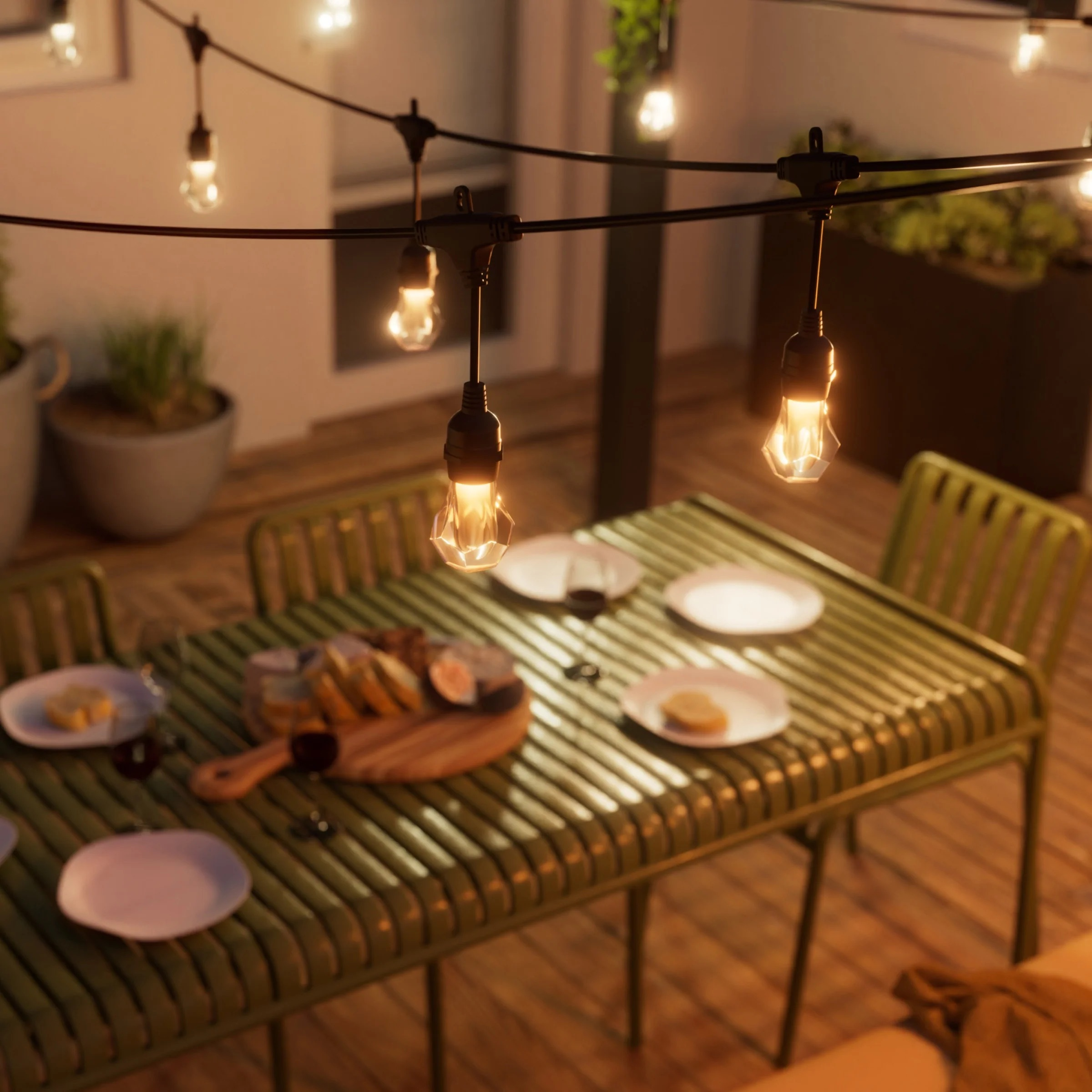 Un tavolo all'aperto apparecchiato sotto le luci, con pane e vino al crepuscolo.