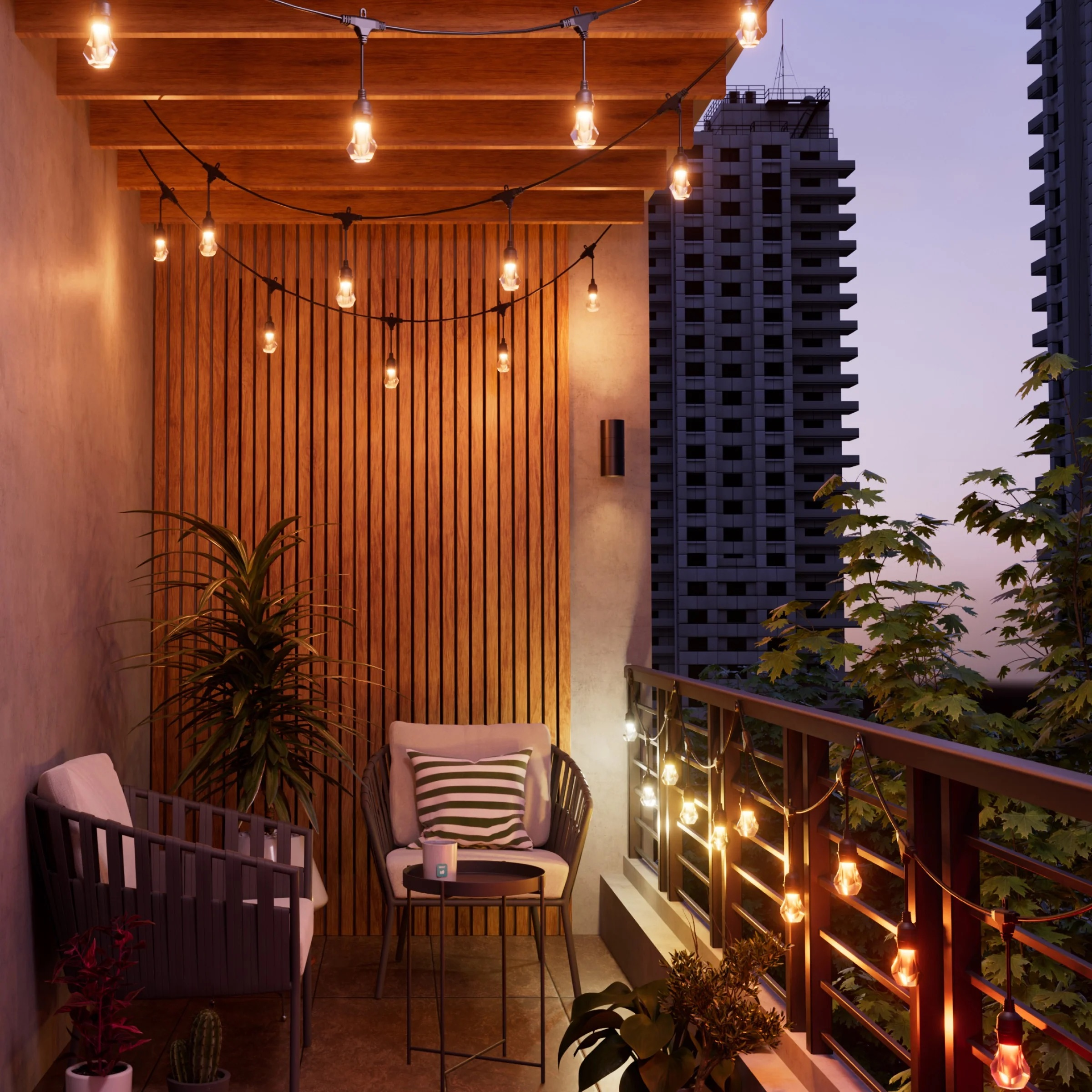 Accogliente balcone al crepuscolo con boiserie, luci a LED, due poltrone, un tavolino, piante e vista sulla città.