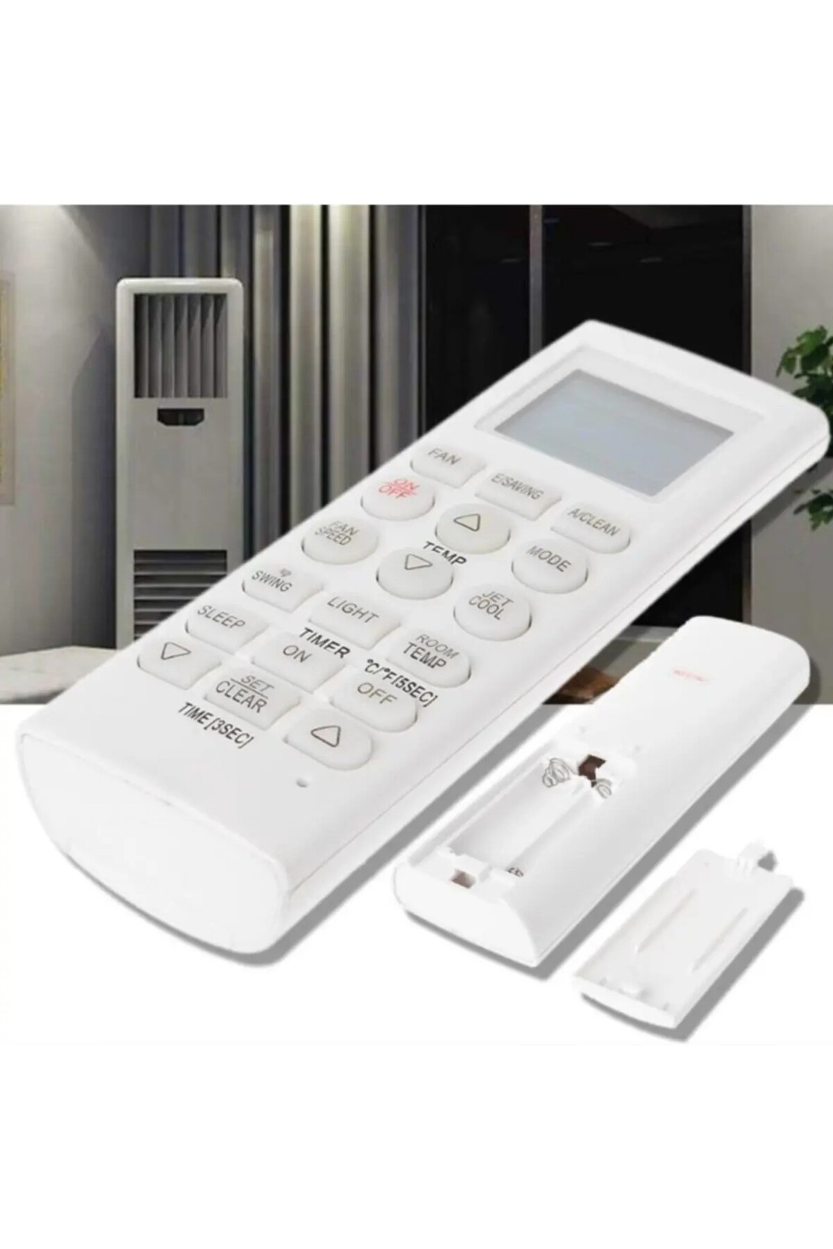 LCD ekranlı ve açık pil bölmeli beyaz klima uzaktan kumandası masada duruyor.