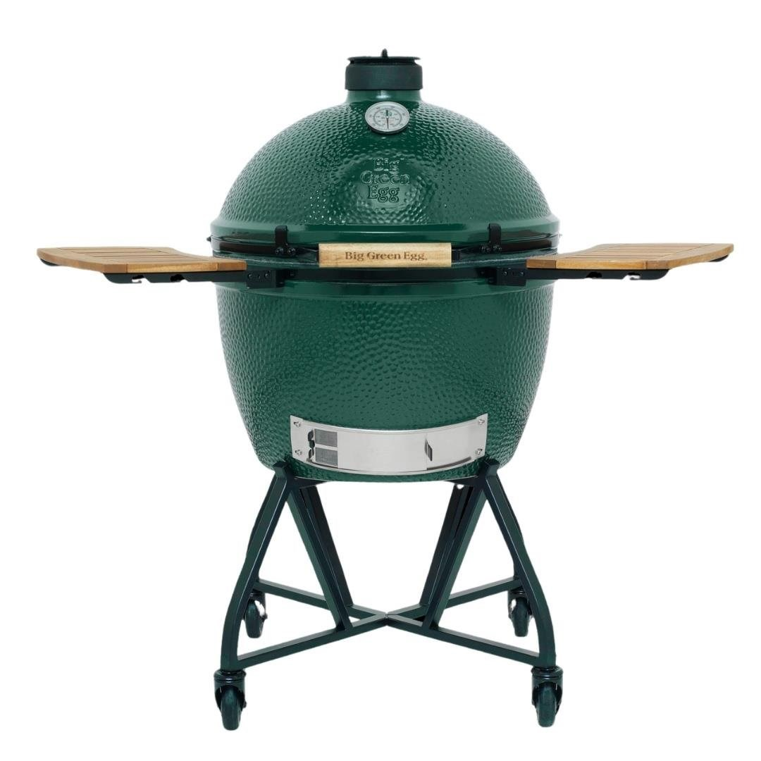 Beyaz arka planda tekerlekli metal stant üzerinde ahşap sehpaları olan yeşil seramik barbekü.