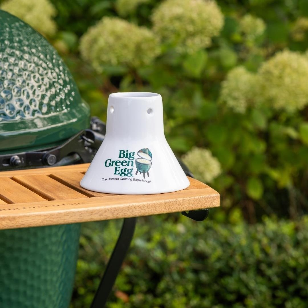Big Green Egg için beyaz seramik kömür başlatıcı, dışarıda ahşap bir masanın üzerinde duruyor.