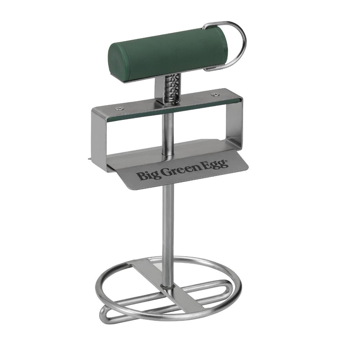 Beyaz arka planda yeşil saplı ve Big Green Egg yazılı paslanmaz çelik alet.